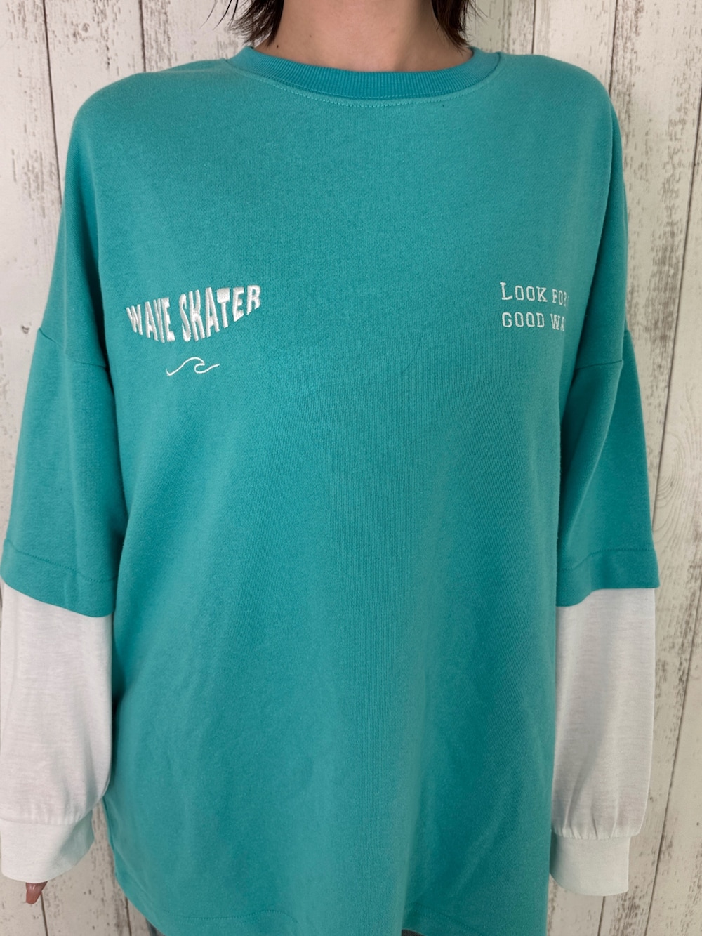 ブルー系のTシャツ/カットソー、ホワイト系のスニーカー、ベージュ系のキャップを着用したレディースの春コーディネートの3枚目の写真