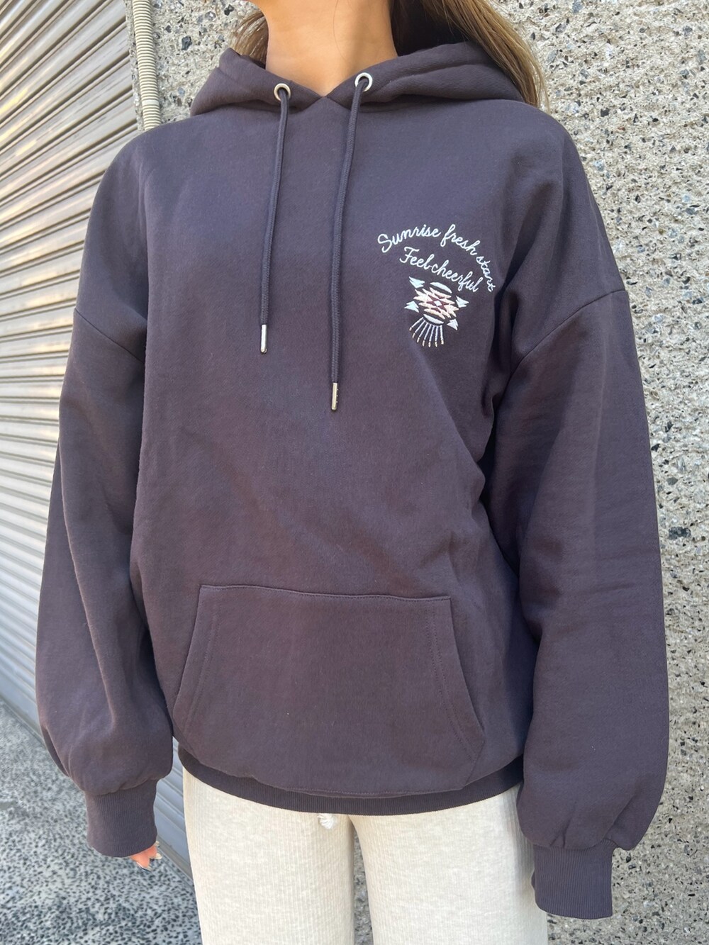 ホワイト系のその他パンツ、ベージュ系のスニーカー、グレー系のパーカーを着用したレディースの冬コーディネートの3枚目の写真