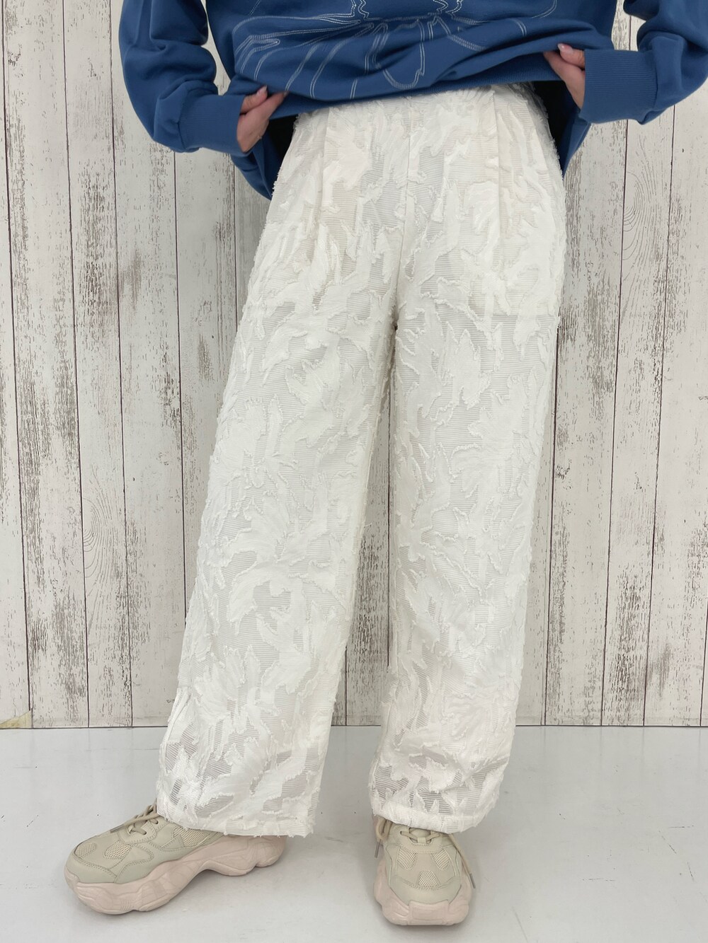 ブルー系のスウェット、ホワイト系のその他パンツ、ベージュ系のスニーカーを着用したレディースの春コーディネートの4枚目の写真
