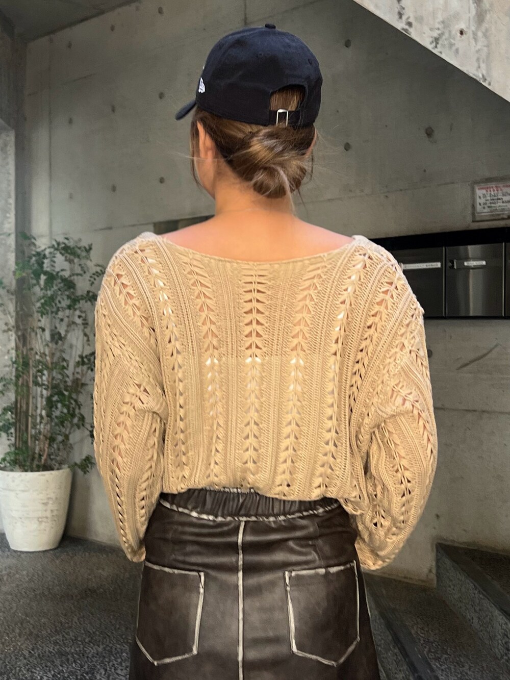 ブラウン系のスカート、ベージュ系のTシャツ/カットソー、グレー系のスニーカーを着用したレディースの春コーディネートの3枚目の写真