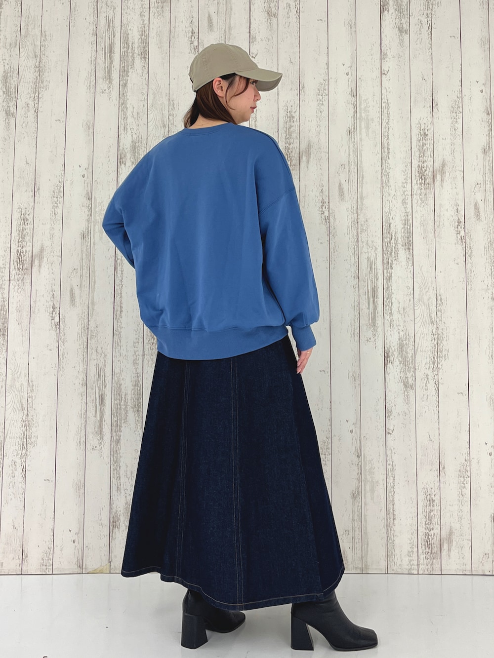 ブルー系のスウェット、ブルー系のスカートを着用したレディースの春コーディネートの2枚目の写真