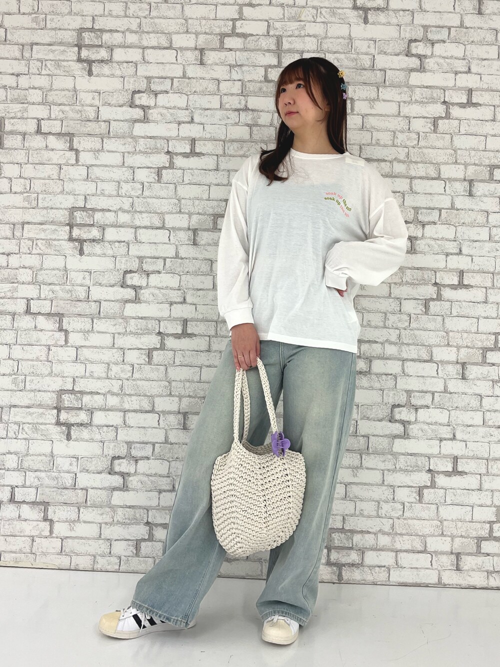 ホワイト系のTシャツ/カットソー、パープル系のバレッタ/ヘアクリップ、パープル系のバレッタ/ヘアクリップを着用したレディースの春コーディネートの2枚目の写真