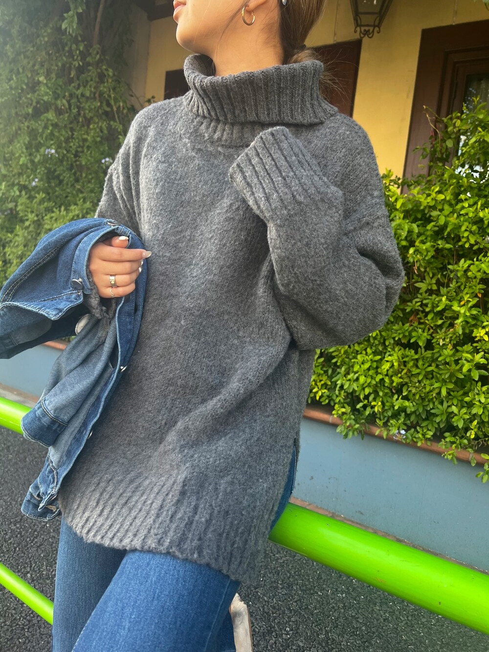 ベージュ系のスリッポン、ブルー系のデニムパンツ、グレー系のニット/セーターを着用したレディースの冬コーディネートの3枚目の写真