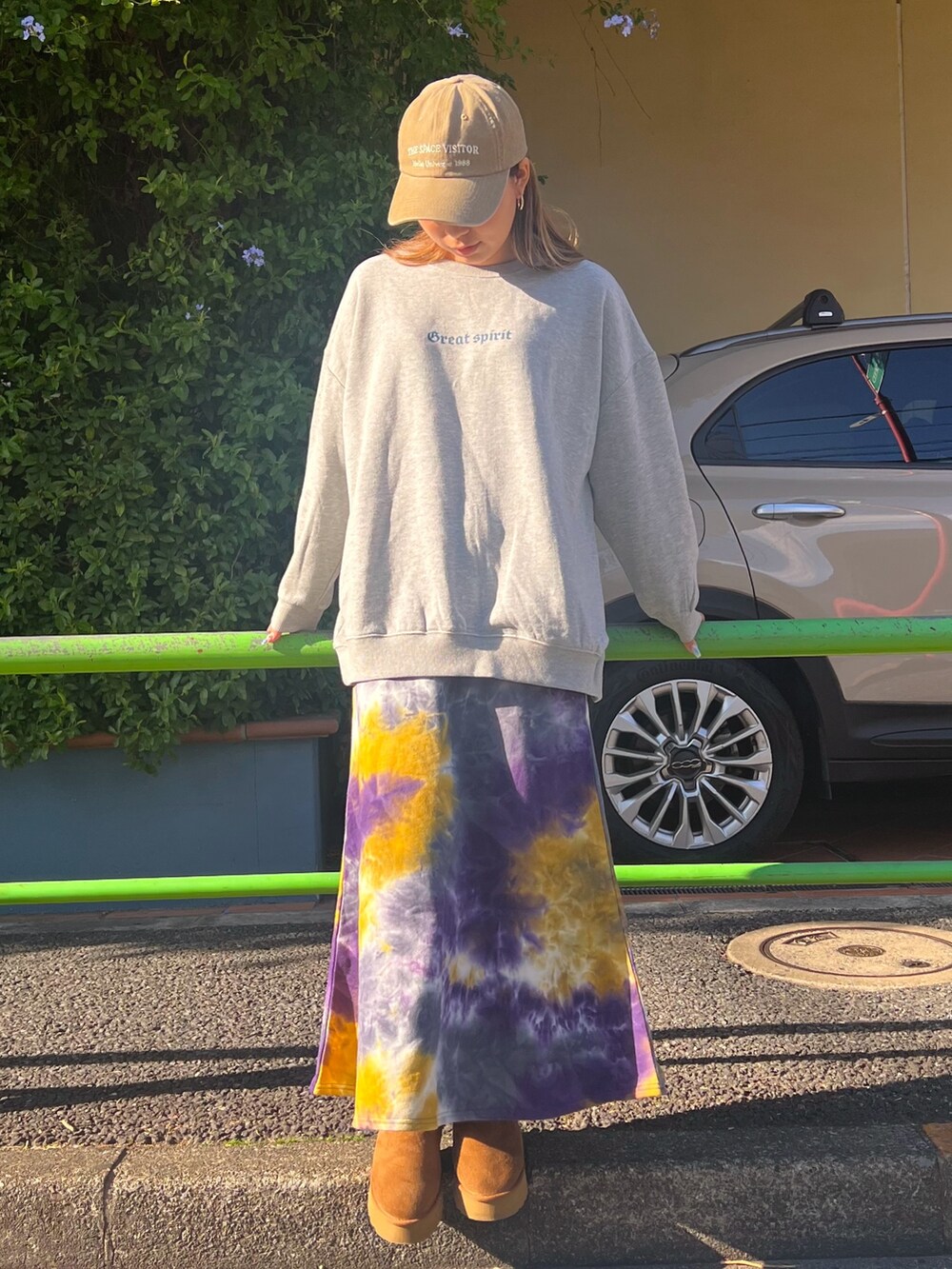 グレー系のスウェット、グレー系のスカート、イエロー系のブーツを着用したレディースの冬コーディネートの2枚目の写真