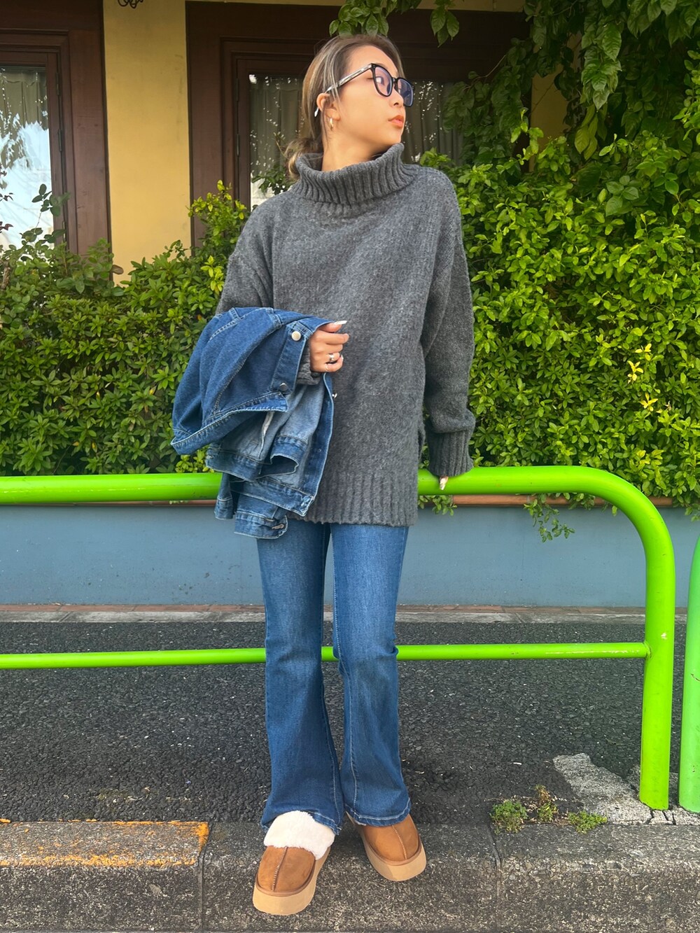 ベージュ系のスリッポン、ブルー系のデニムパンツ、グレー系のニット/セーターを着用したレディースの冬コーディネートの2枚目の写真