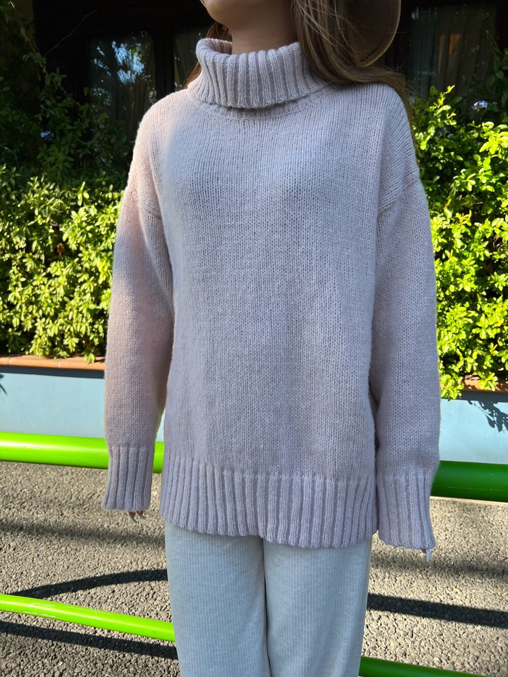 ベージュ系のニット/セーター、ホワイト系のその他パンツ、イエロー系のブーツを着用したレディースの冬コーディネートの3枚目の写真