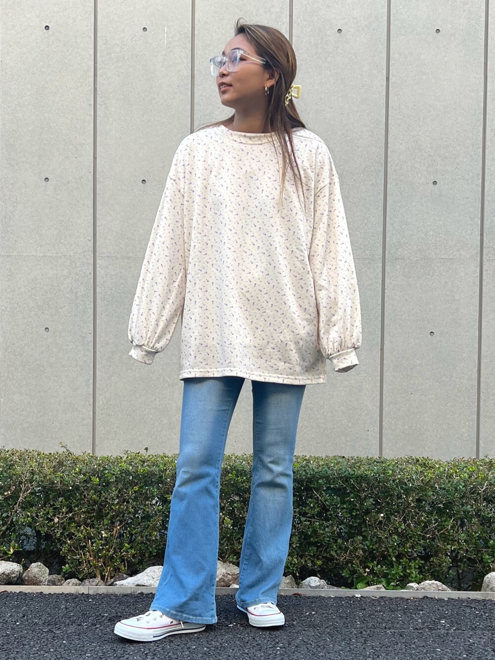 ホワイト系のスウェット、ホワイト系のスニーカーを着用したレディースの冬コーディネートの2枚目の写真