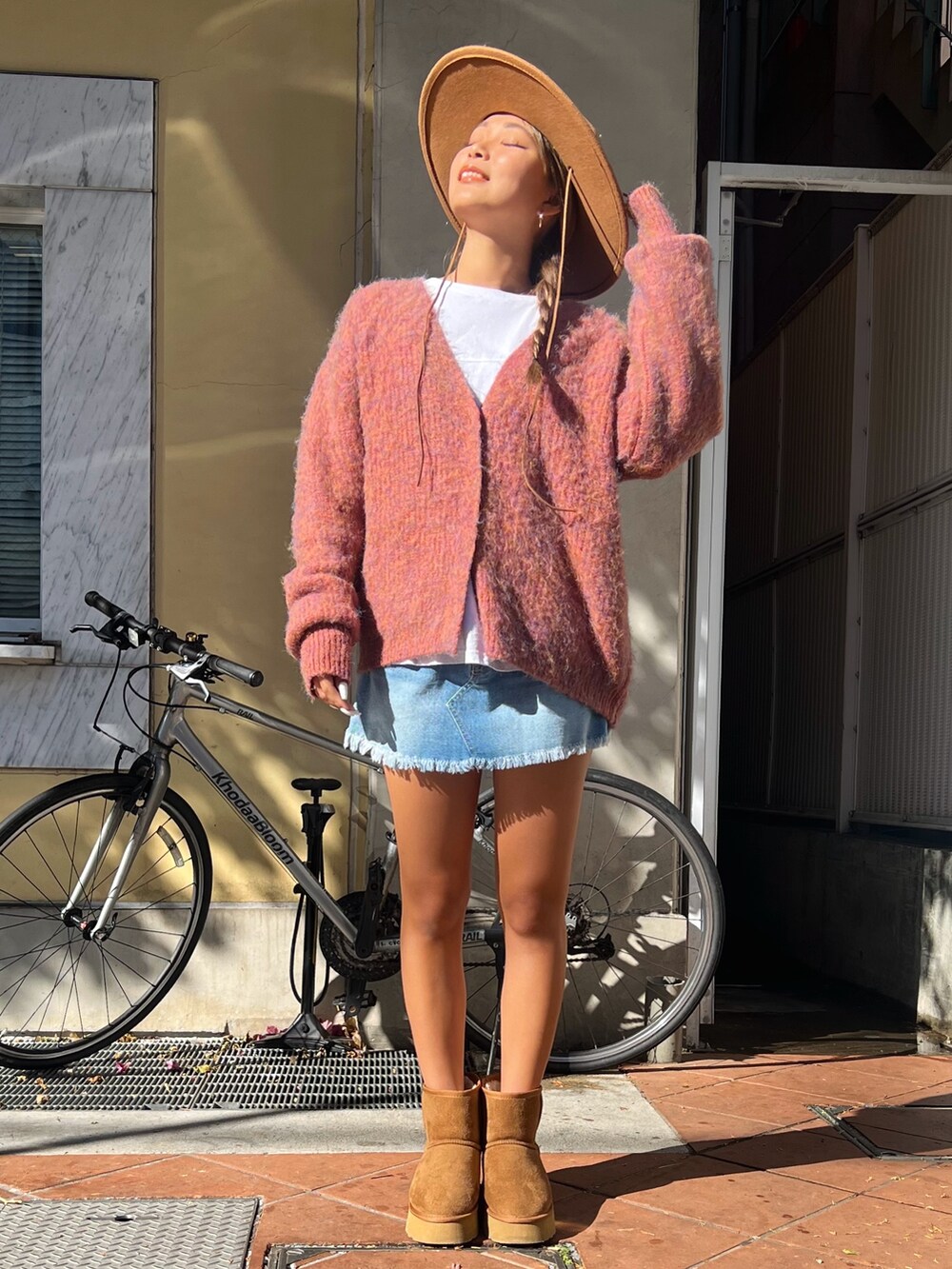 オレンジ系のカーディガン/ボレロ、ブラック系のブルゾン、イエロー系のブーツを着用したレディースの冬コーディネートの3枚目の写真