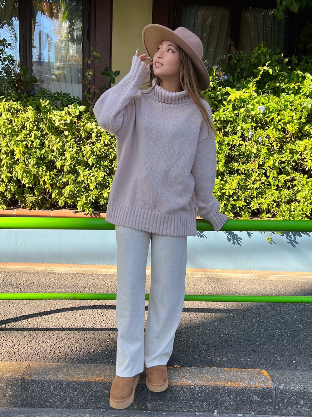 ベージュ系のニット/セーター、ホワイト系のその他パンツ、イエロー系のブーツを着用したレディースの冬コーディネートの2枚目の写真