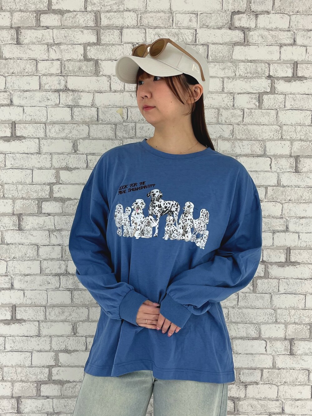 ブルー系のTシャツ/カットソー、ブルー系のデニムパンツ、ホワイト系のキャップを着用したレディースの春コーディネートの3枚目の写真