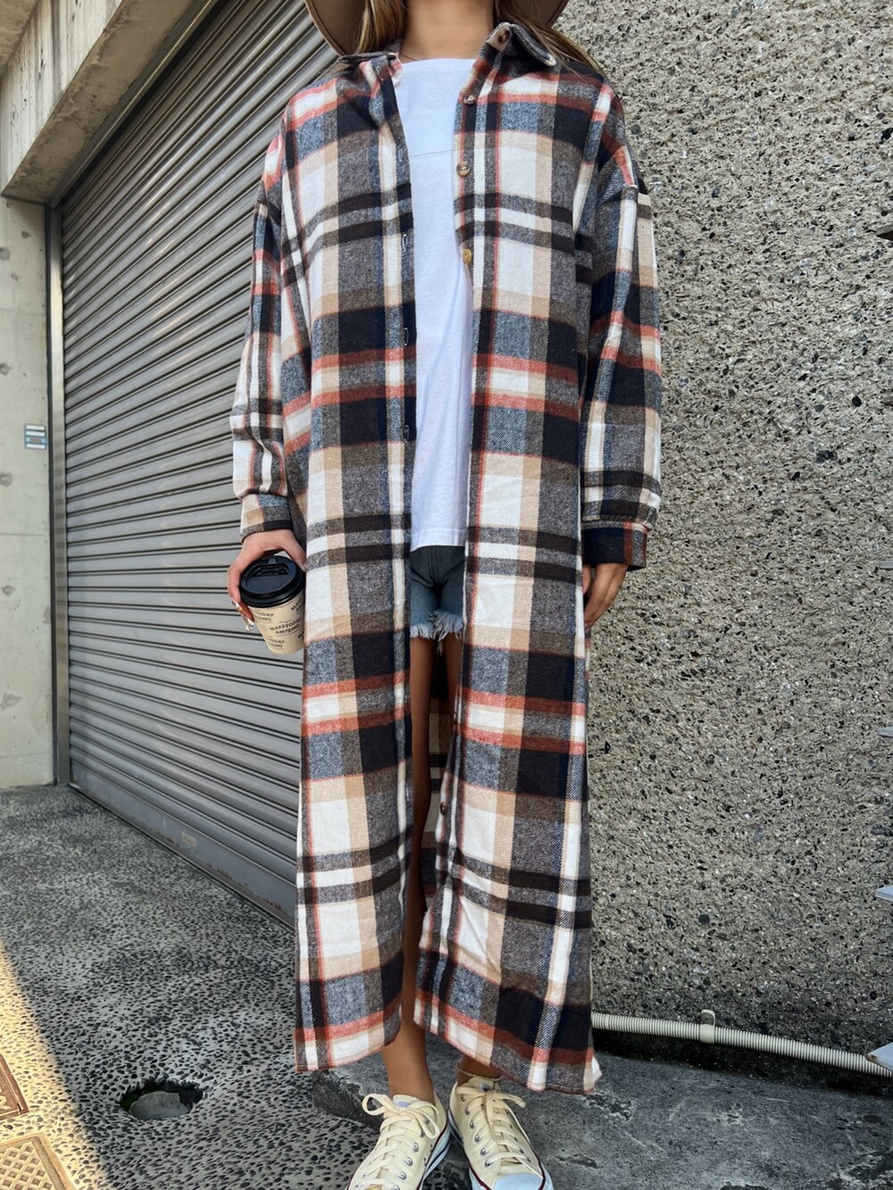 ブラウン系のワンピース、その他のスニーカーを着用したレディースの冬コーディネートの3枚目の写真