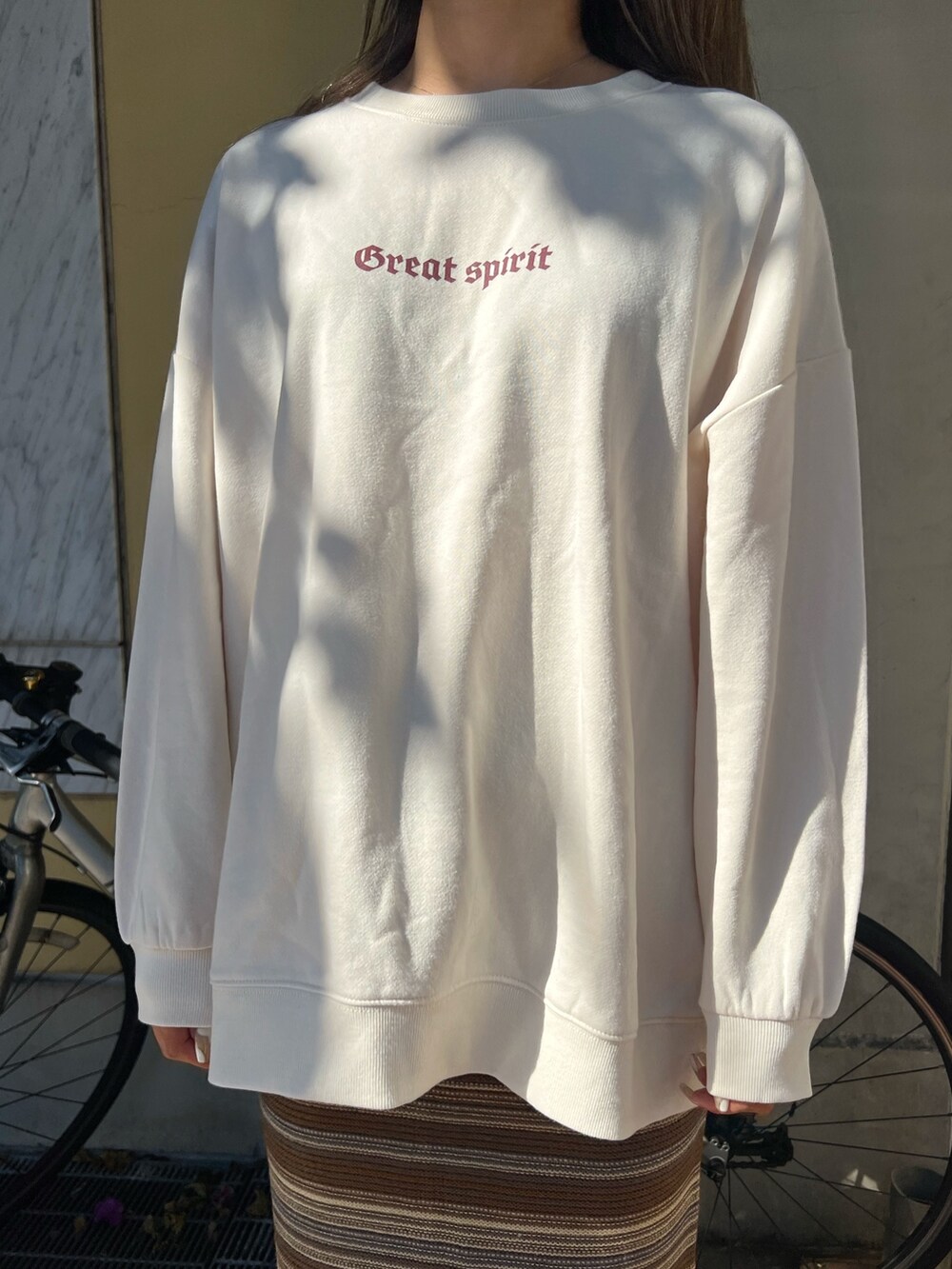 イエロー系のブーツ、ブラウン系のスカート、ベージュ系のスウェットを着用したレディースの冬コーディネートの4枚目の写真