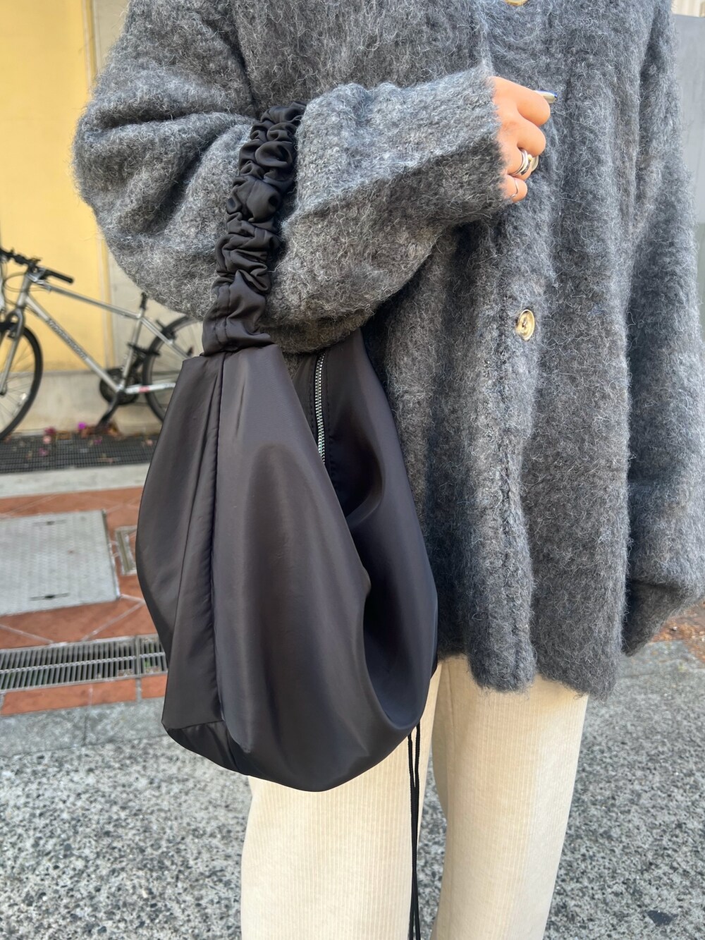 グレー系のカーディガン/ボレロ、ホワイト系のその他パンツ、グレー系のスリッポンを着用したレディースの冬コーディネートの5枚目の写真