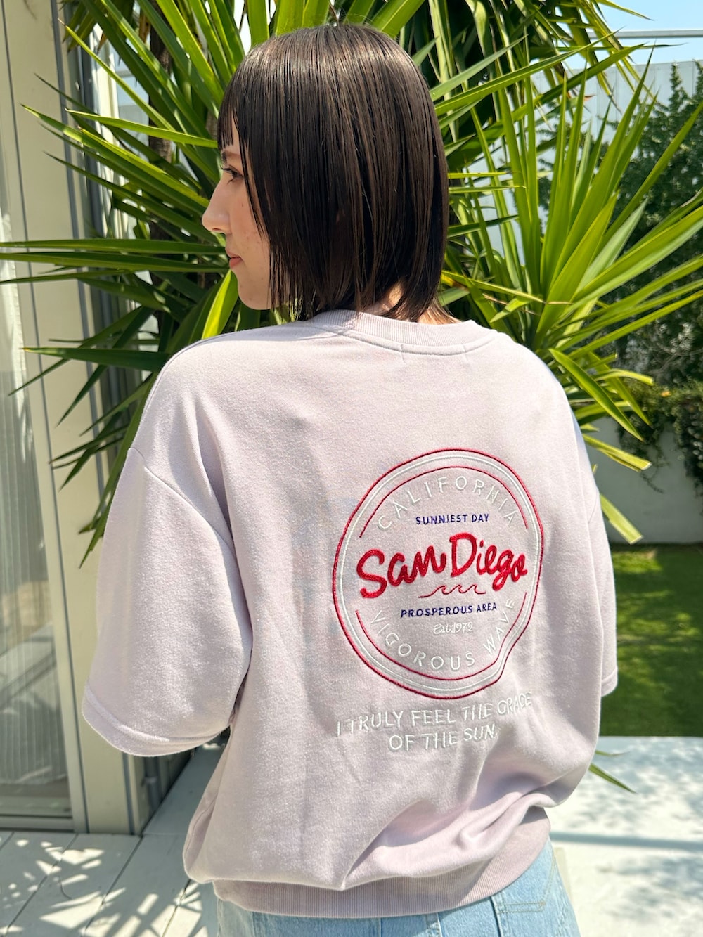 ピンク系のTシャツ/カットソー、イエロー系のスニーカーを着用したレディースの春コーディネートの3枚目の写真