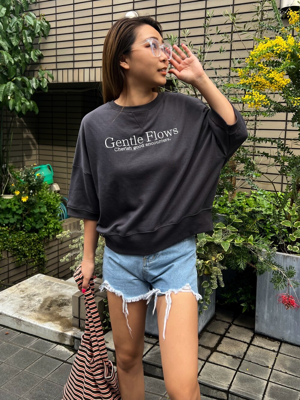 ホワイト系のシャツ/ブラウス、グレー系のTシャツ/カットソーを着用したレディースの春コーディネートの2枚目の写真