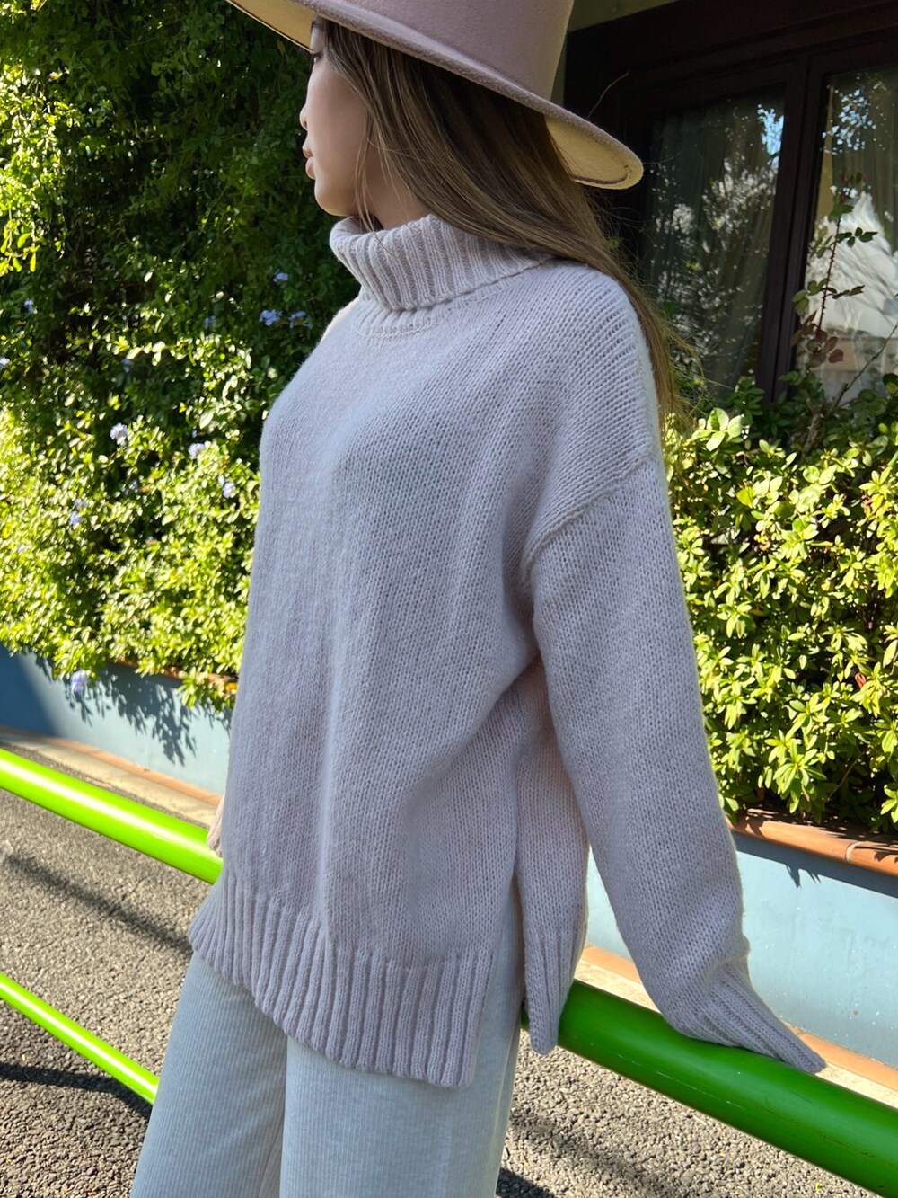 ベージュ系のニット/セーター、ホワイト系のその他パンツ、イエロー系のブーツを着用したレディースの冬コーディネートの5枚目の写真