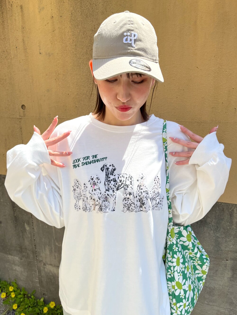 ホワイト系のTシャツ/カットソー、グリーン系のショルダーバッグを着用したレディースの春コーディネートの2枚目の写真