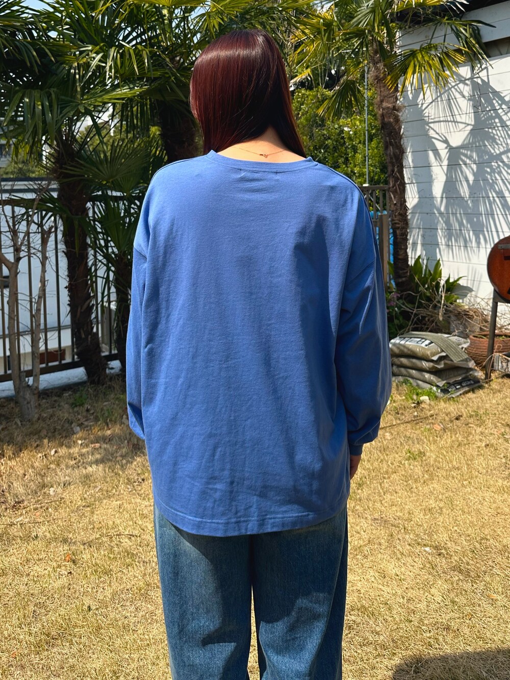ブルー系のTシャツ/カットソー、ベージュ系のスニーカーを着用したレディースの春コーディネートの3枚目の写真