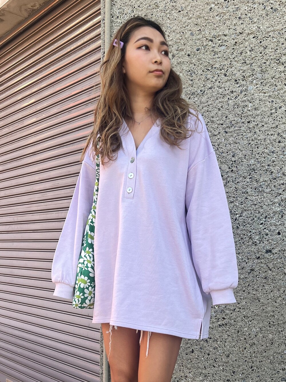 パープル系のワンピース、ベージュ系のスニーカーを着用したレディースの冬コーディネートの2枚目の写真