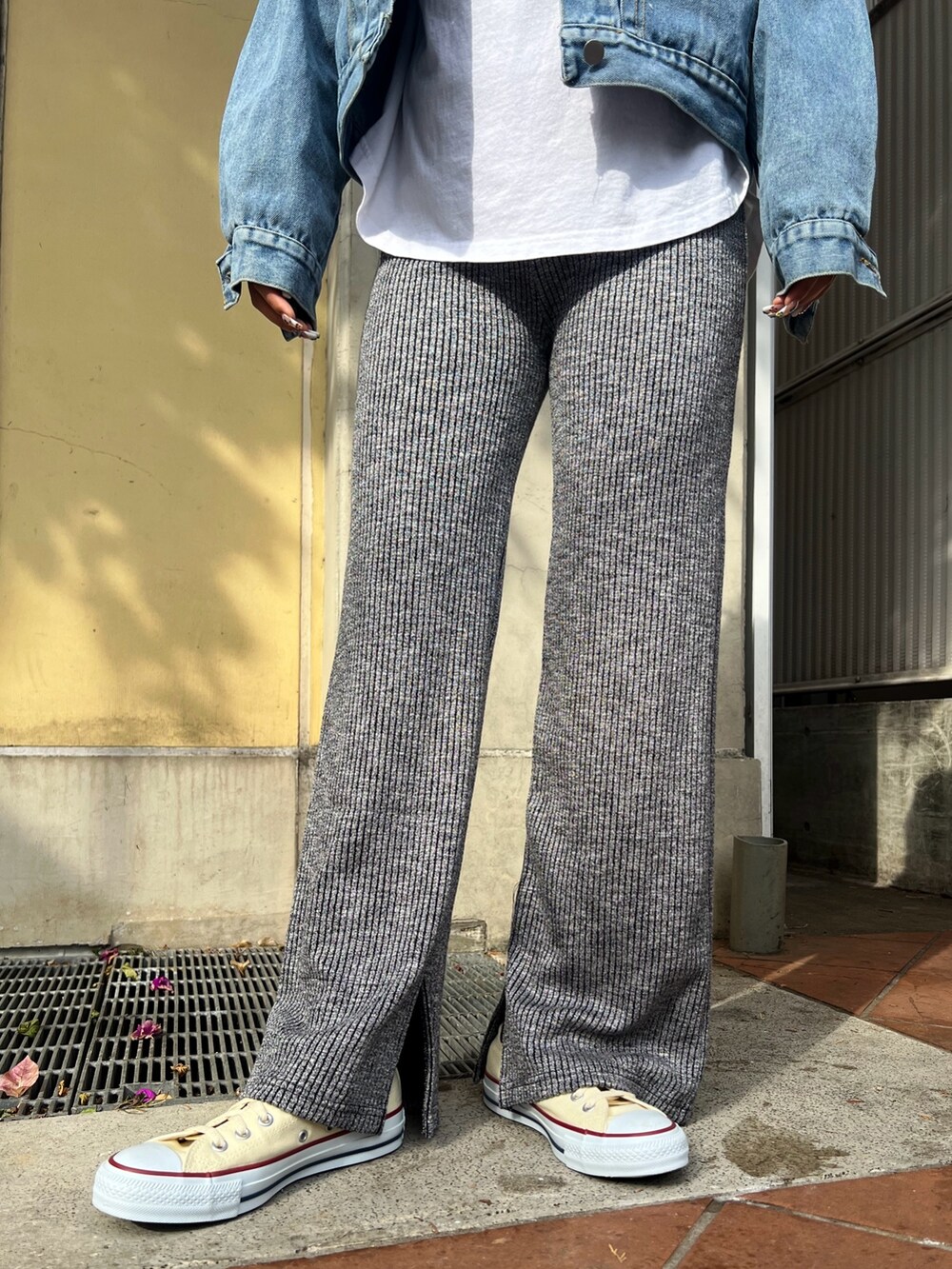 ブラック系のその他パンツ、その他のスニーカー、ブラック系のメガネを着用したレディースの冬コーディネートの4枚目の写真