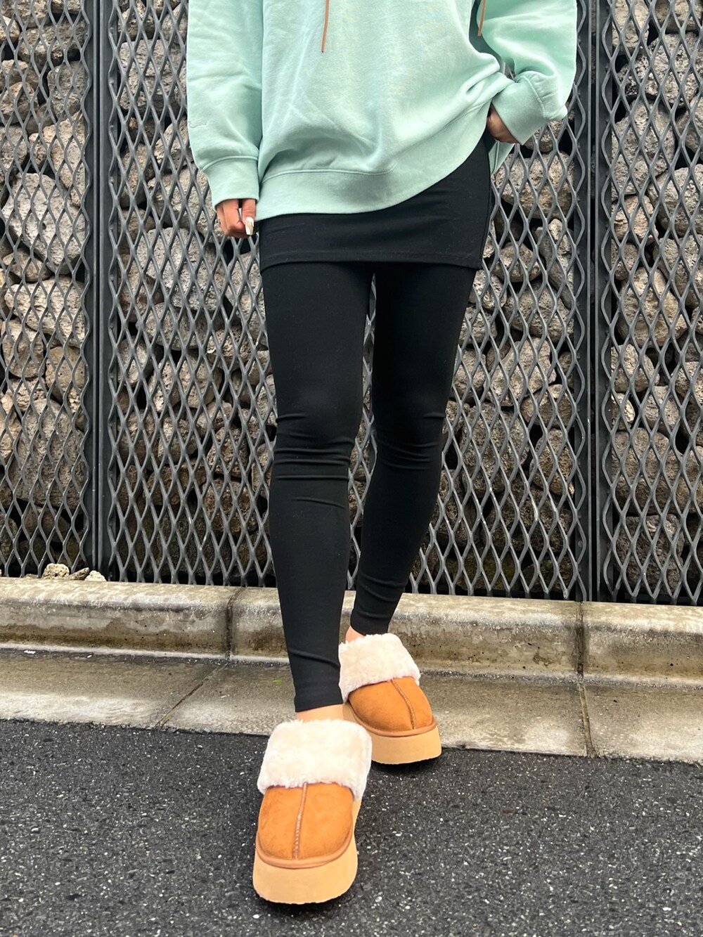 ホワイト系のブルゾン、グリーン系のスウェット、ベージュ系のスリッポンを着用したレディースの冬コーディネートの5枚目の写真