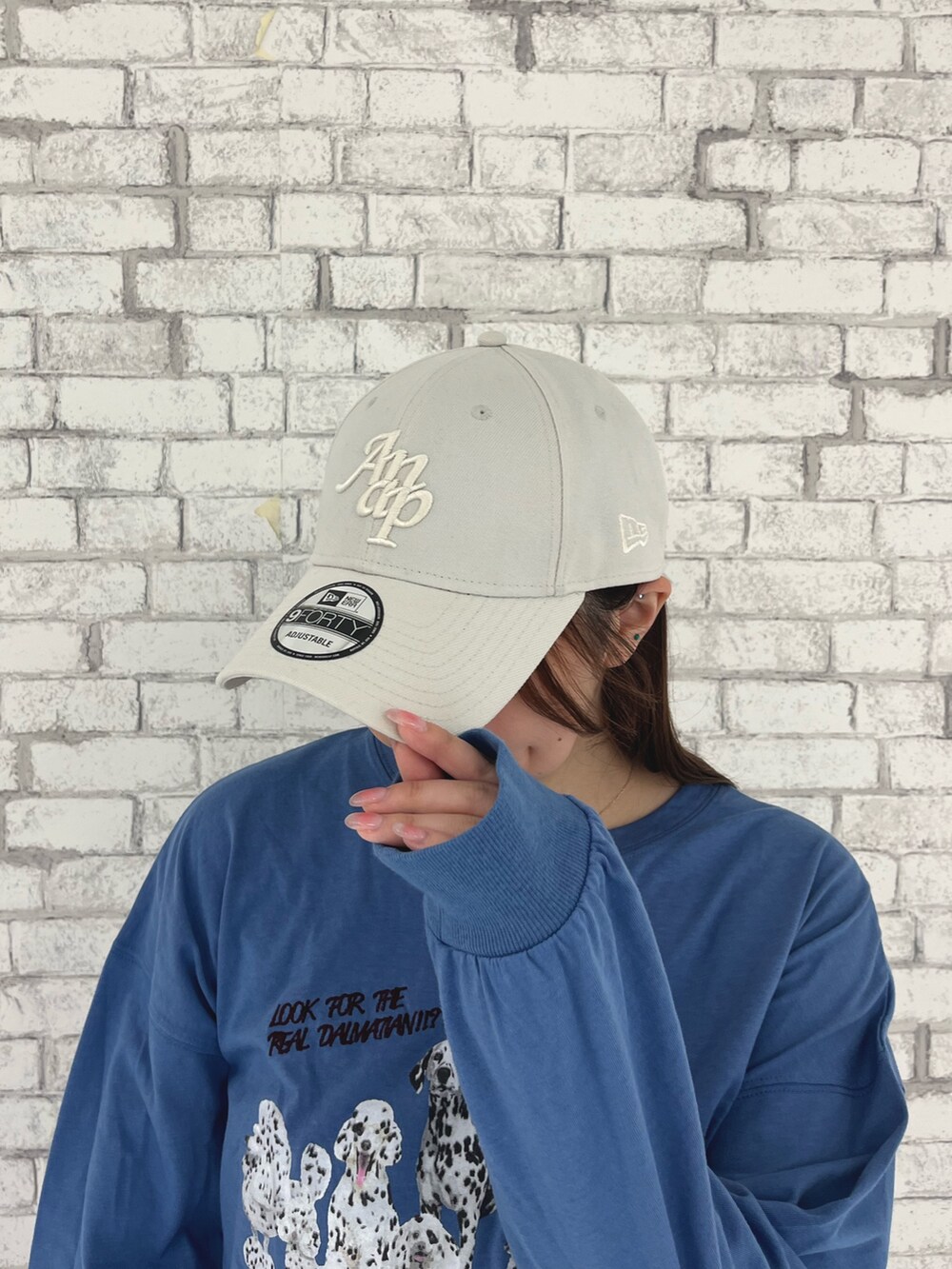 ブルー系のTシャツ/カットソー、ブルー系のデニムパンツ、ホワイト系のキャップを着用したレディースの春コーディネートの4枚目の写真