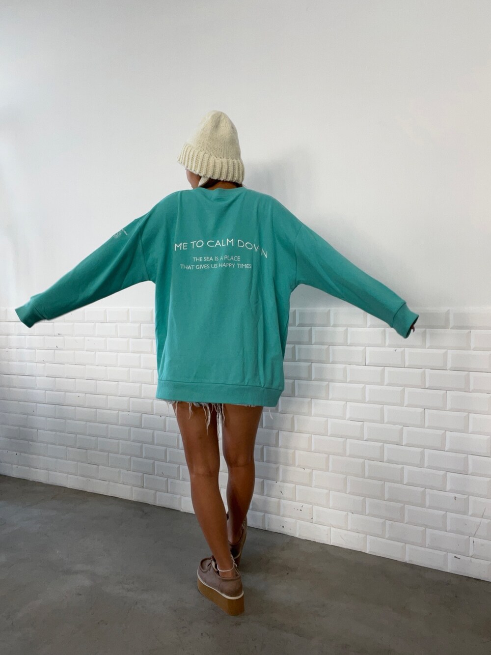 「ニット帽、mimpi、ニット、トレーナー、スエット、刺繍トップス、裏毛、厚底シューズ、モカシン、冬コーデ、anap mimpi、2023AW、サーフブランド、サーフカジュアル、カジュアルコーデ」｜「anap mimpiのメッセージ 刺繍 裏毛 クルーネック スウェット トレーナー（スウェット、ブルー系）」を使った、anap mimpiさん（レディース・160cm）の秋コーディネートの4枚目の写真