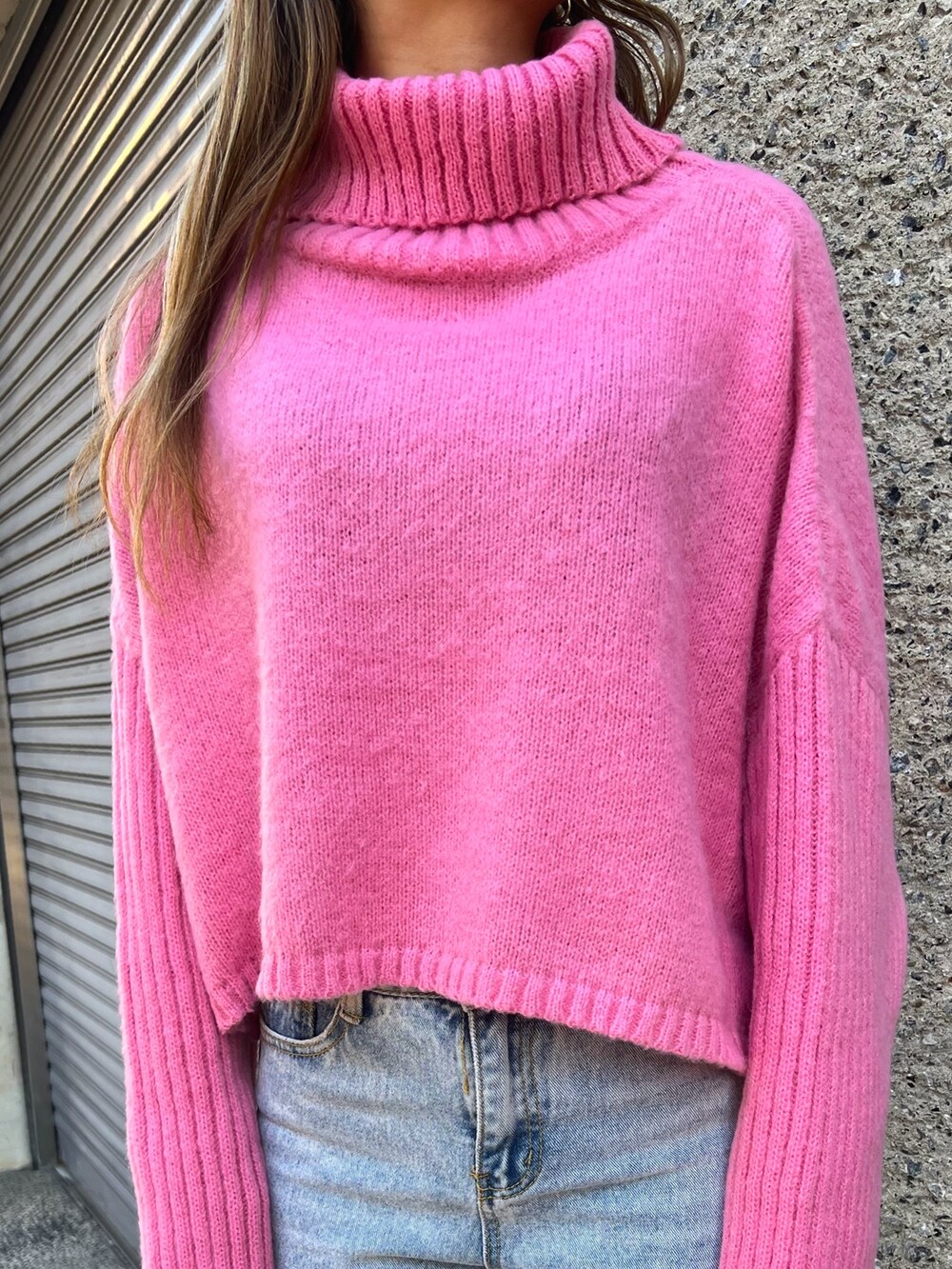 ブラック系のショルダーバッグ、ベージュ系のスニーカー、ブルー系のデニムパンツを着用したレディースの冬コーディネートの4枚目の写真