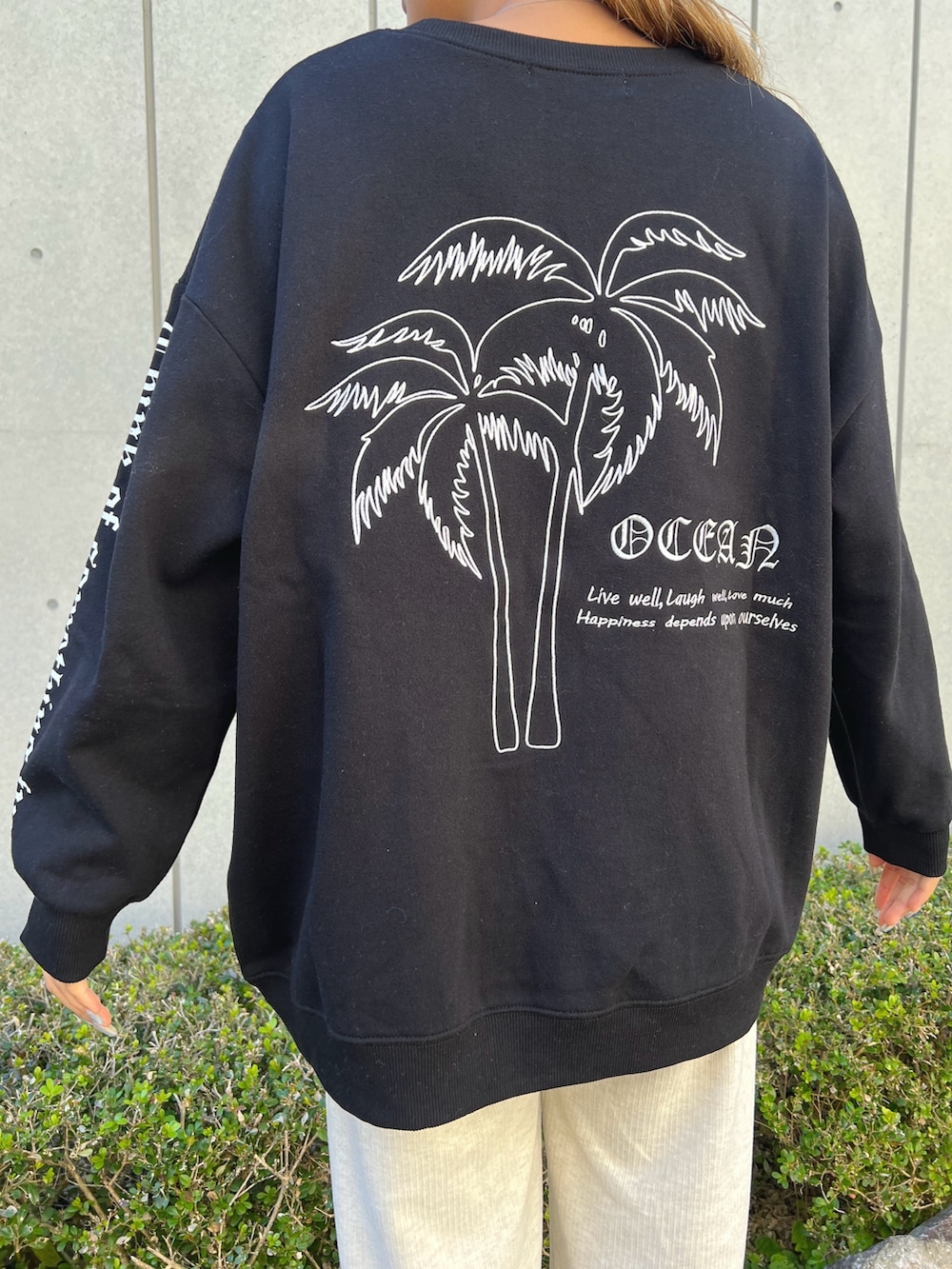 ブラック系のスウェット、ホワイト系のその他パンツ、ベージュ系のスニーカーを着用したレディースの冬コーディネートの4枚目の写真