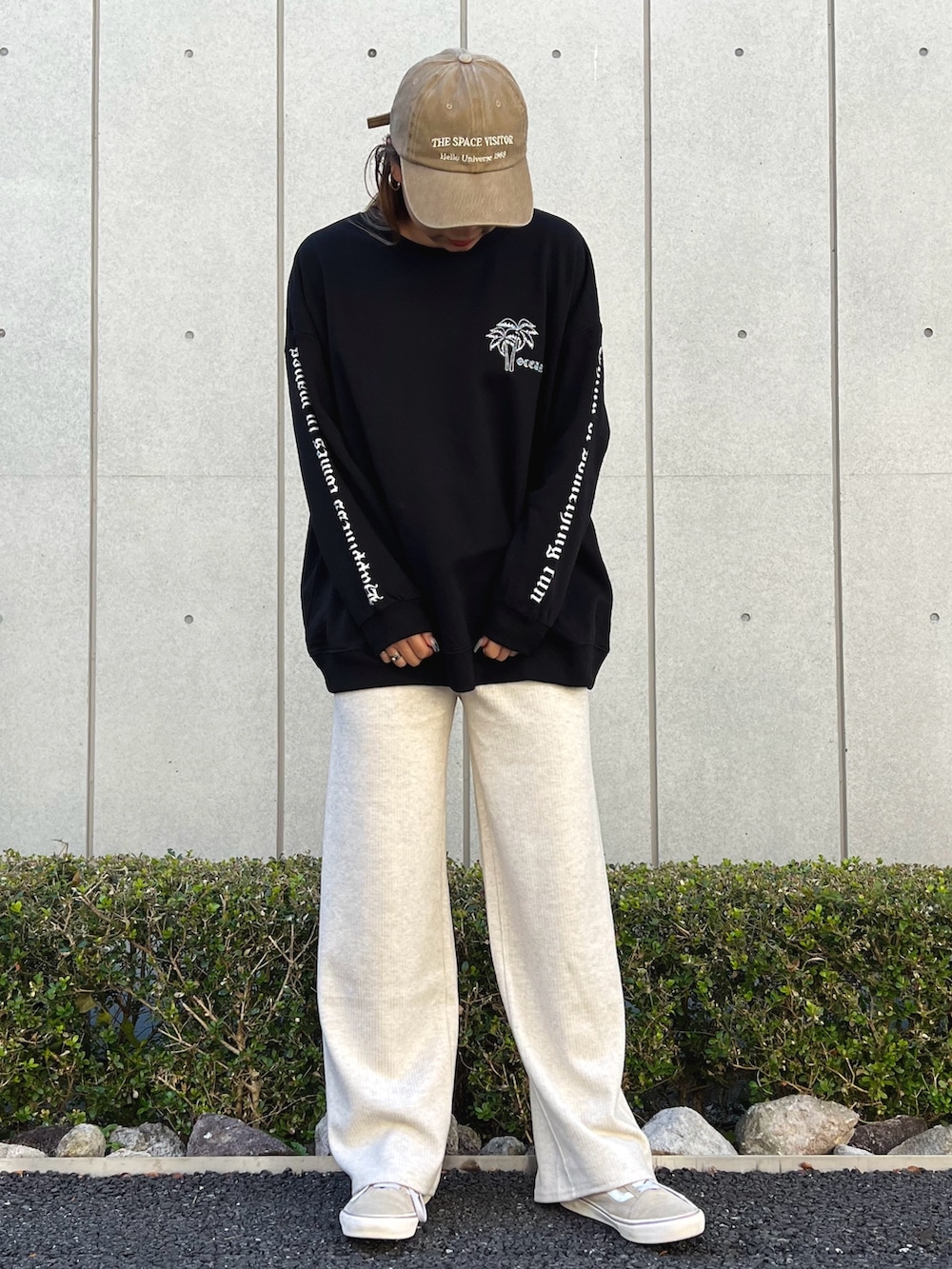 ブラック系のスウェット、ホワイト系のその他パンツ、ベージュ系のスニーカーを着用したレディースの冬コーディネートの2枚目の写真