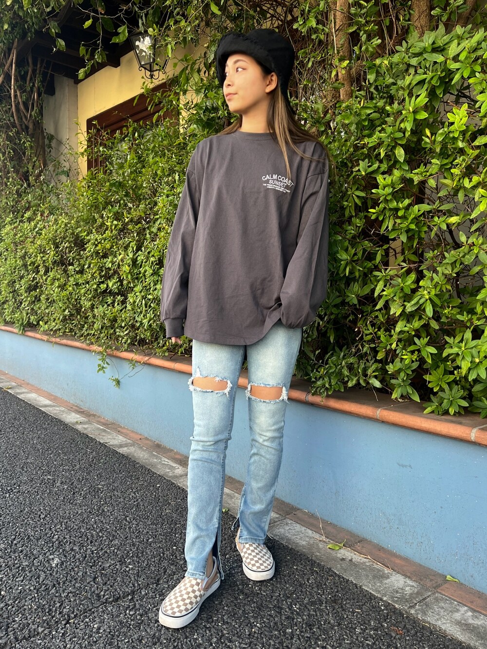 グレー系のTシャツ/カットソー、ブルー系のデニムパンツ、ベージュ系のスニーカーを着用したレディースの春コーディネートの2枚目の写真