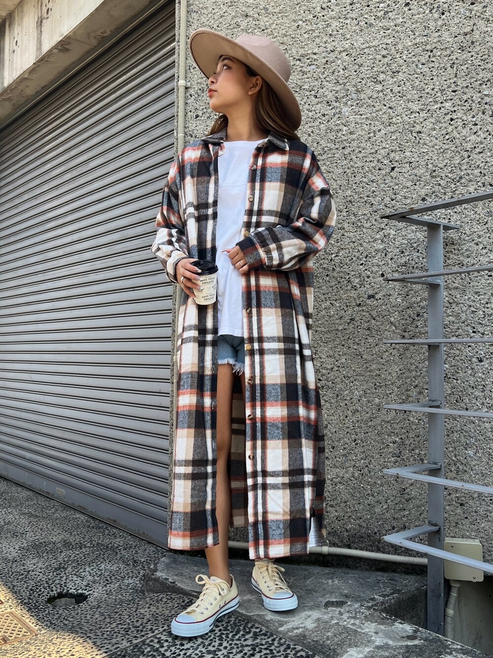 ブラウン系のワンピース、その他のスニーカーを着用したレディースの冬コーディネートの2枚目の写真