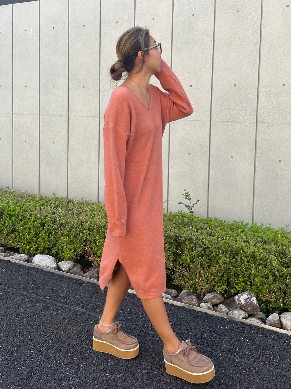 オレンジ系のワンピース、ベージュ系のモカシン/デッキシューズ、ブラック系のメガネを着用したレディースの秋コーディネートの2枚目の写真