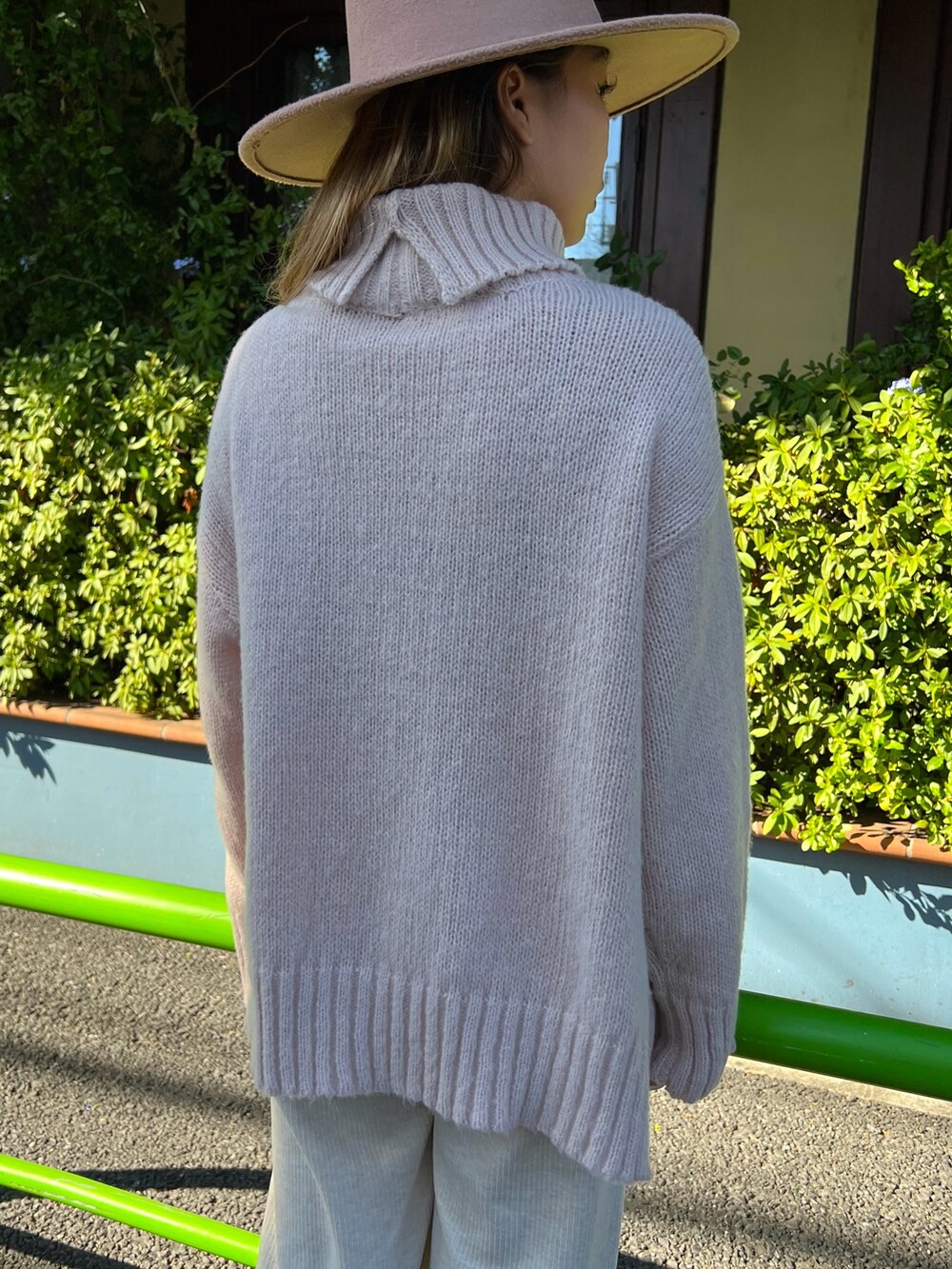 ベージュ系のニット/セーター、ホワイト系のその他パンツ、イエロー系のブーツを着用したレディースの冬コーディネートの4枚目の写真