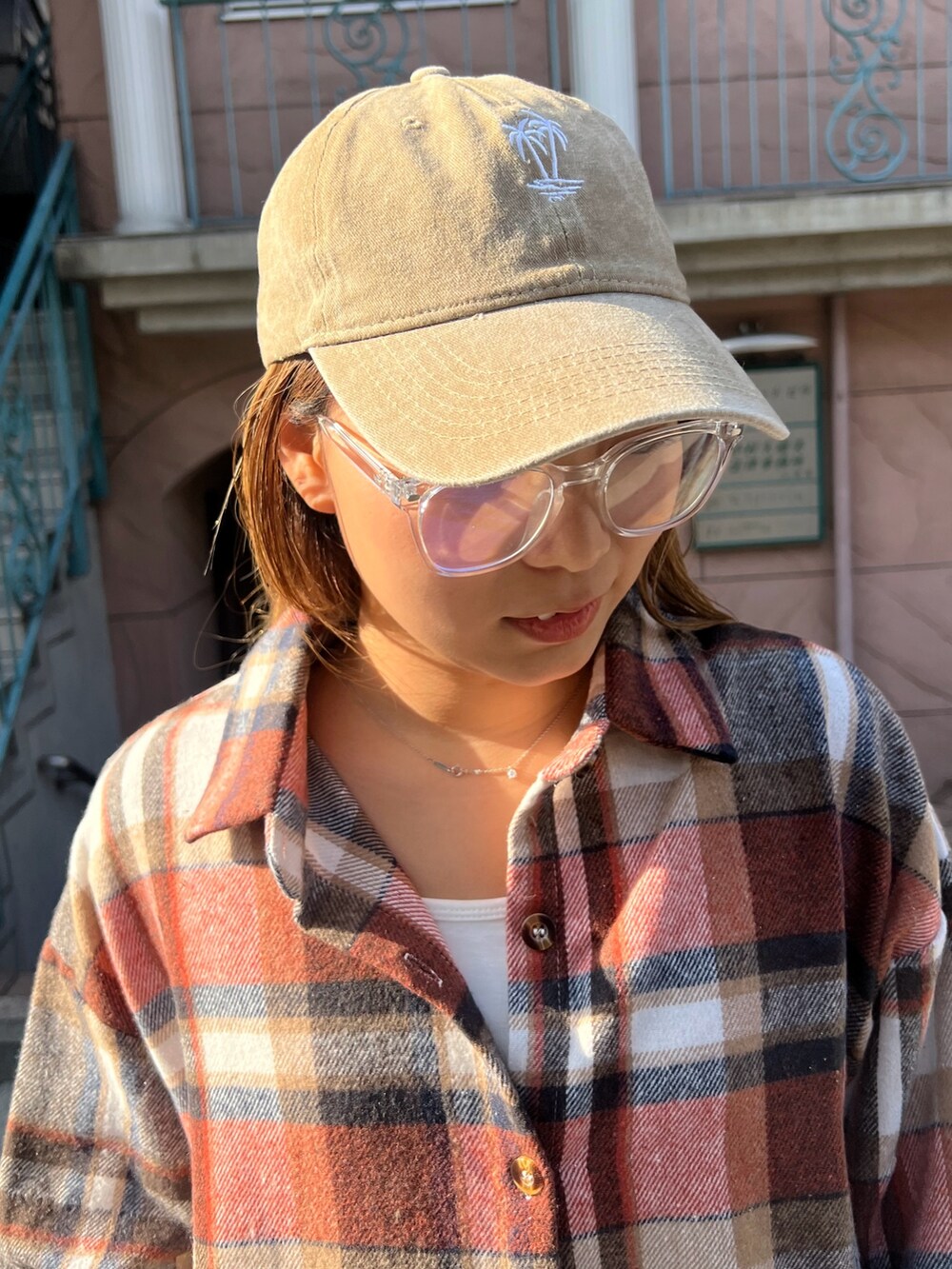 ベージュ系のショルダーバッグ、オレンジ系のワンピース、その他のスニーカーを着用したレディースの冬コーディネートの4枚目の写真