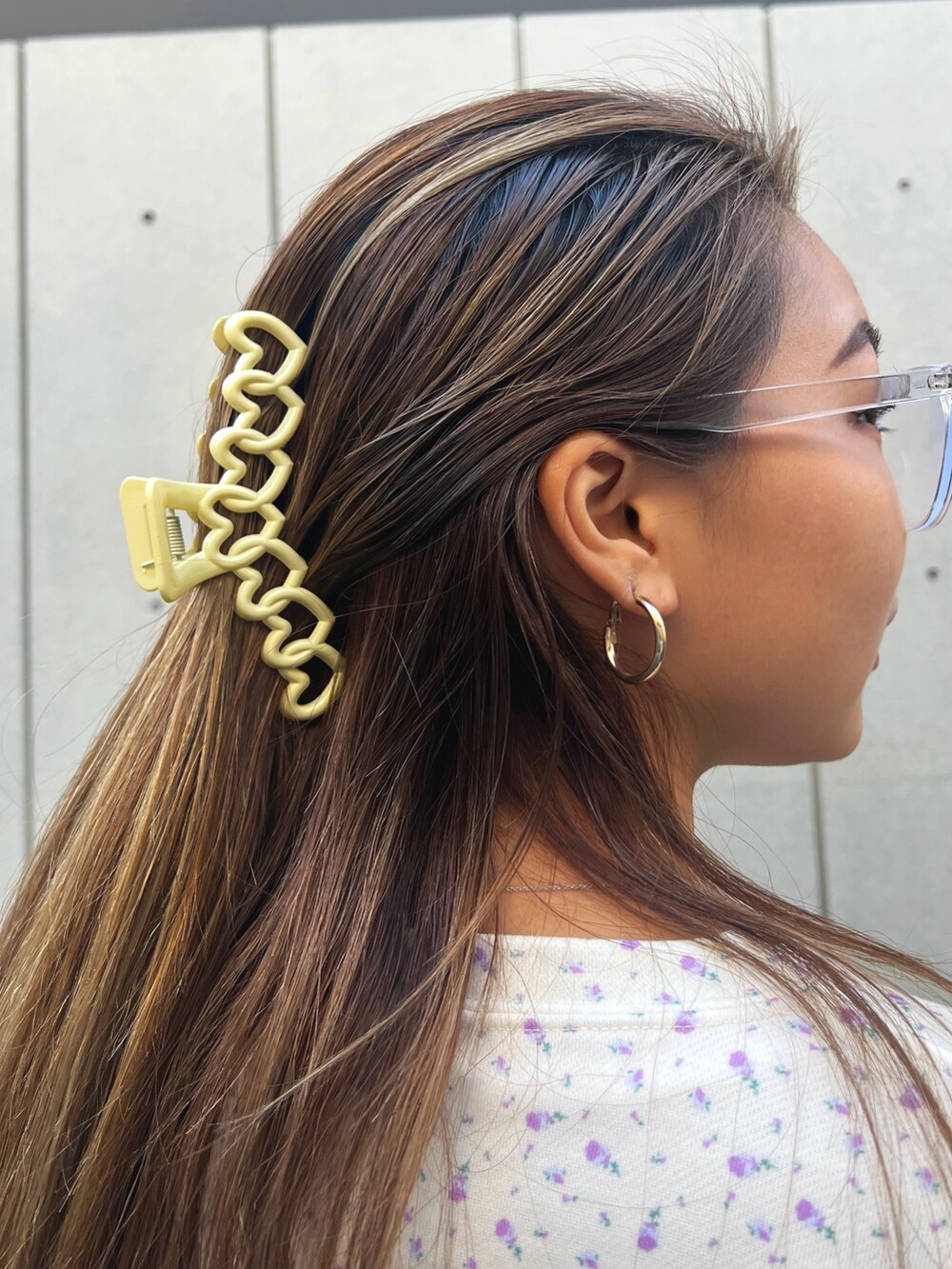 ホワイト系のスウェット、ホワイト系のスニーカーを着用したレディースの冬コーディネートの5枚目の写真