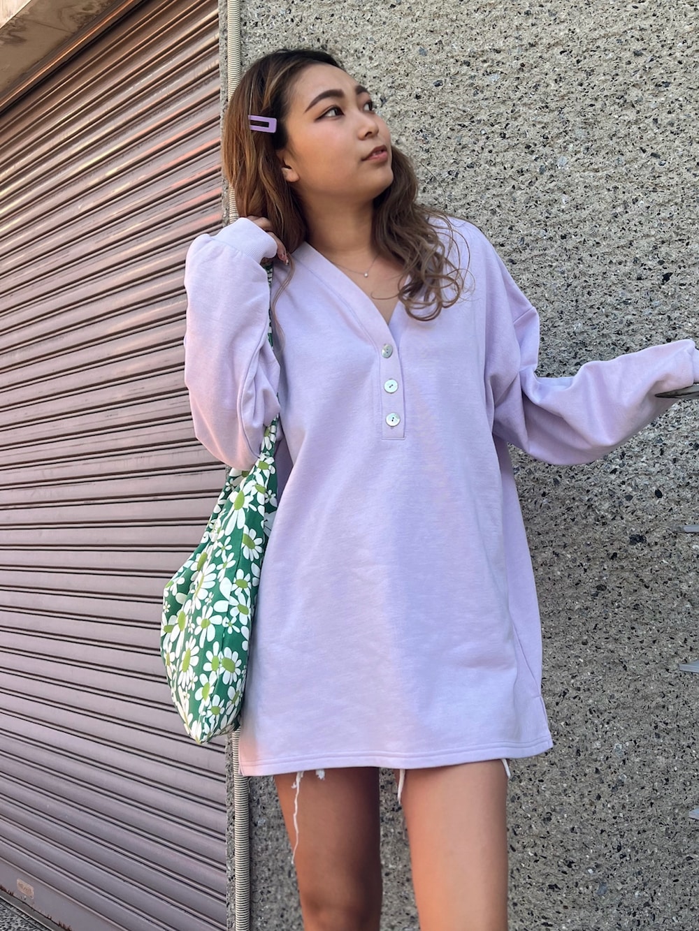 パープル系のワンピース、ベージュ系のスニーカーを着用したレディースの冬コーディネートの3枚目の写真