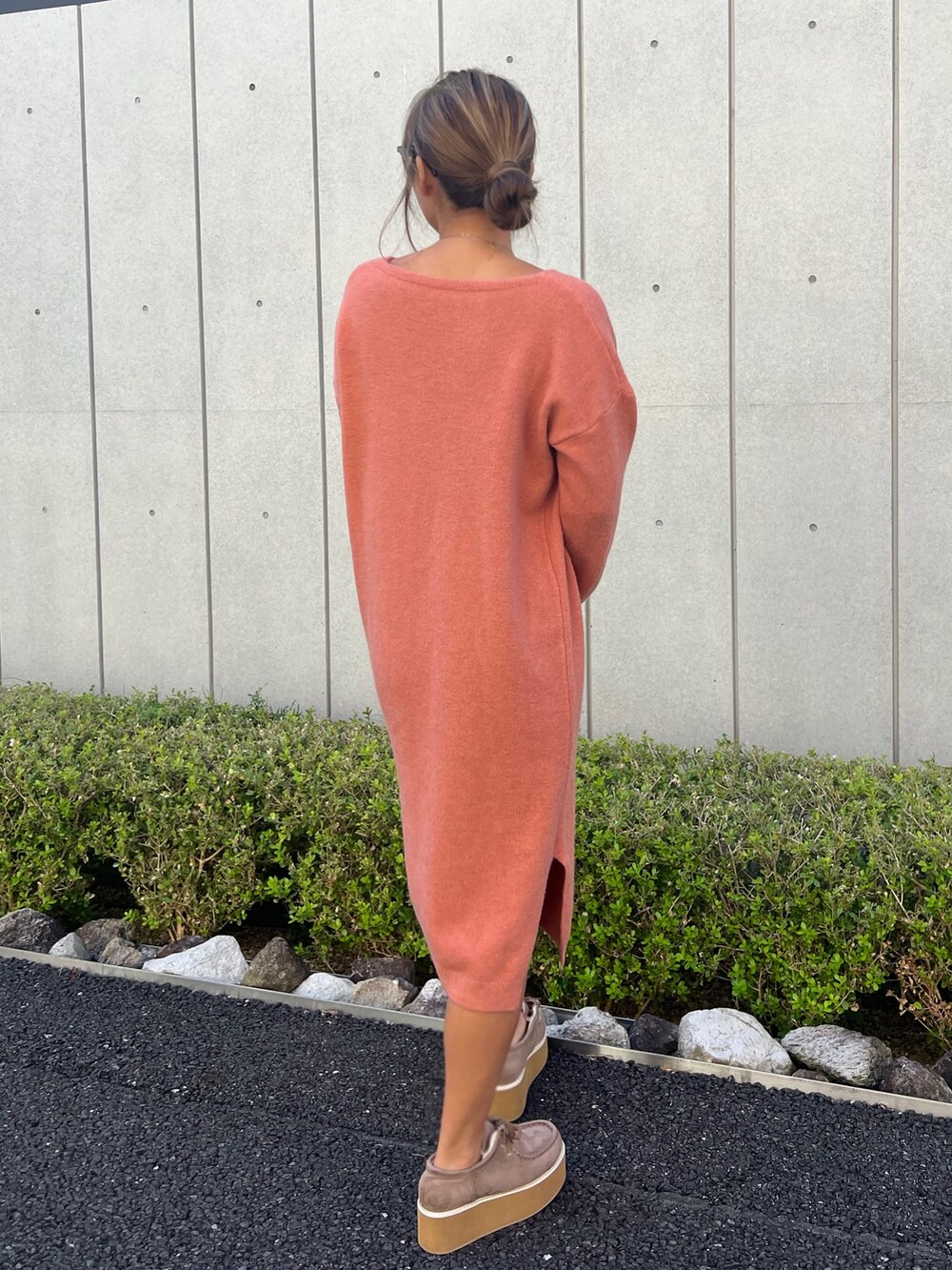 オレンジ系のワンピース、ベージュ系のモカシン/デッキシューズ、ブラック系のメガネを着用したレディースの秋コーディネートの3枚目の写真