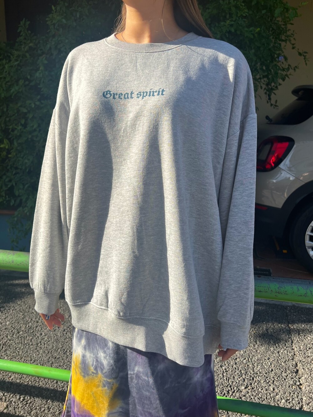 グレー系のスウェット、グレー系のスカート、イエロー系のブーツを着用したレディースの冬コーディネートの3枚目の写真