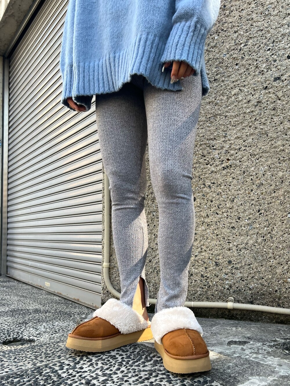 ブルー系のニット/セーター、ベージュ系のキャップを着用したレディースの冬コーディネートの6枚目の写真