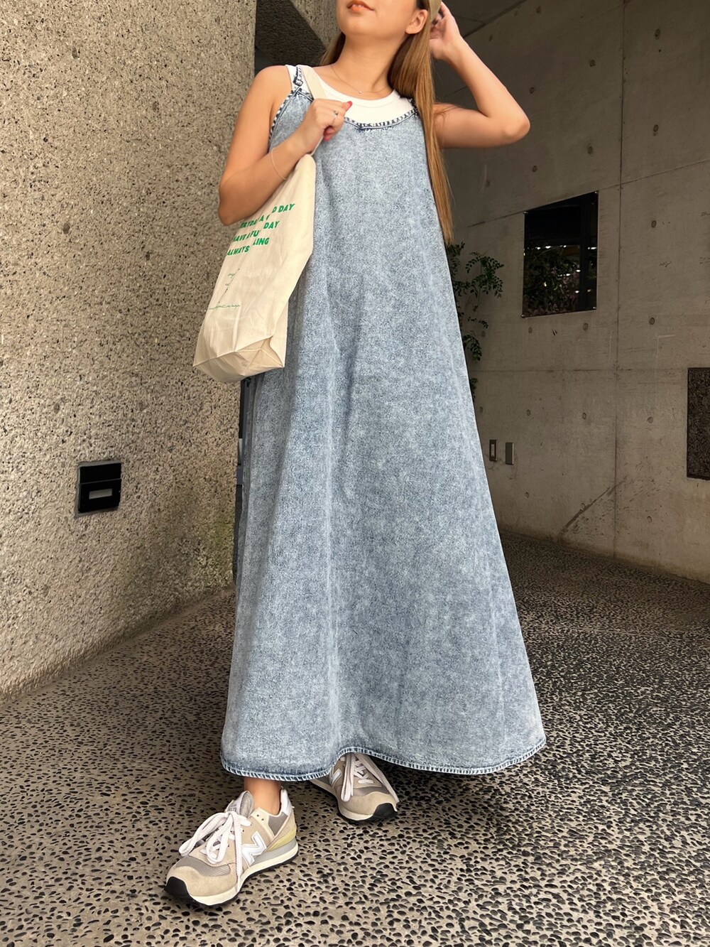 ブルー系のワンピース、ベージュ系のスニーカーを着用したレディースの春コーディネートの2枚目の写真