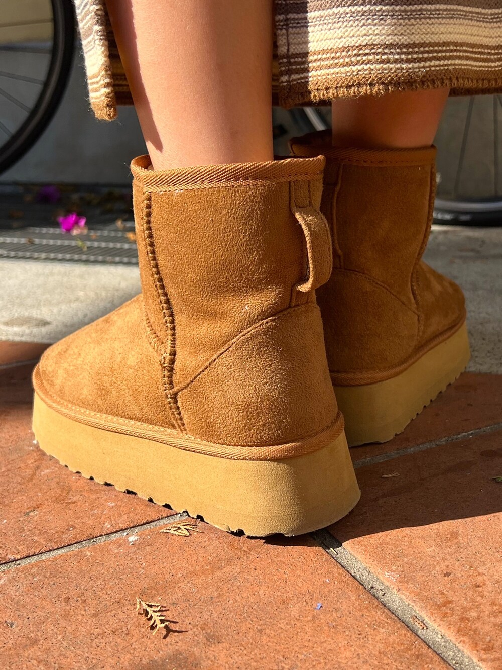 イエロー系のブーツ、ブラウン系のスカート、ベージュ系のスウェットを着用したレディースの冬コーディネートの9枚目の写真