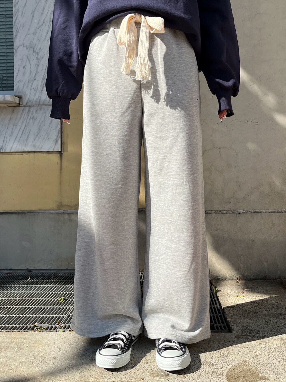 ブルー系のスウェット、グレー系のスウェットパンツ、ブラック系のスニーカーを着用したレディースの冬コーディネートの5枚目の写真