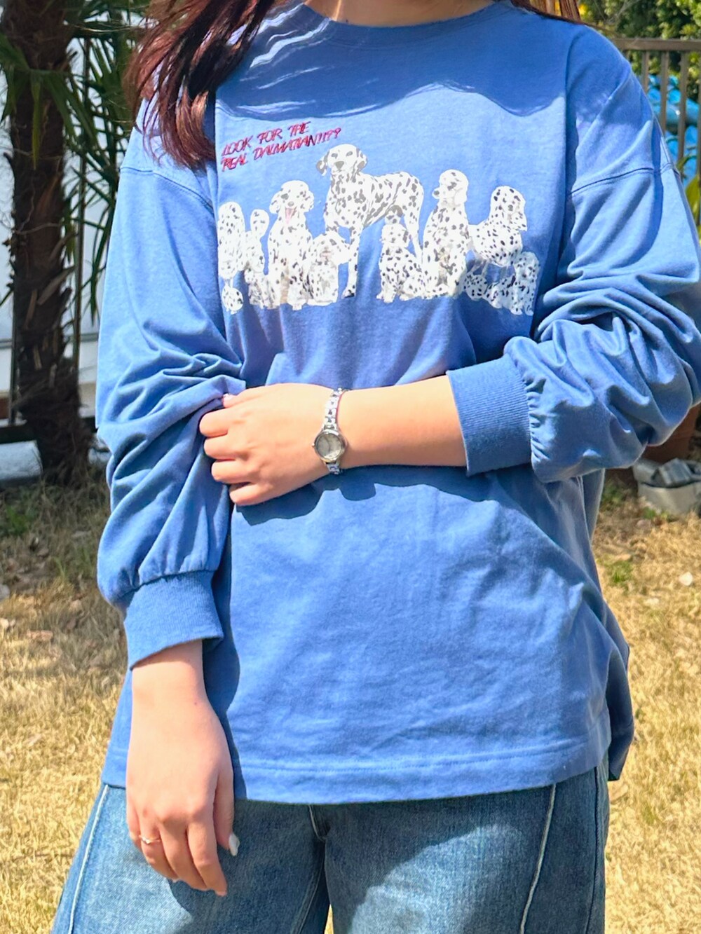 ブルー系のTシャツ/カットソー、ベージュ系のスニーカーを着用したレディースの春コーディネートの2枚目の写真