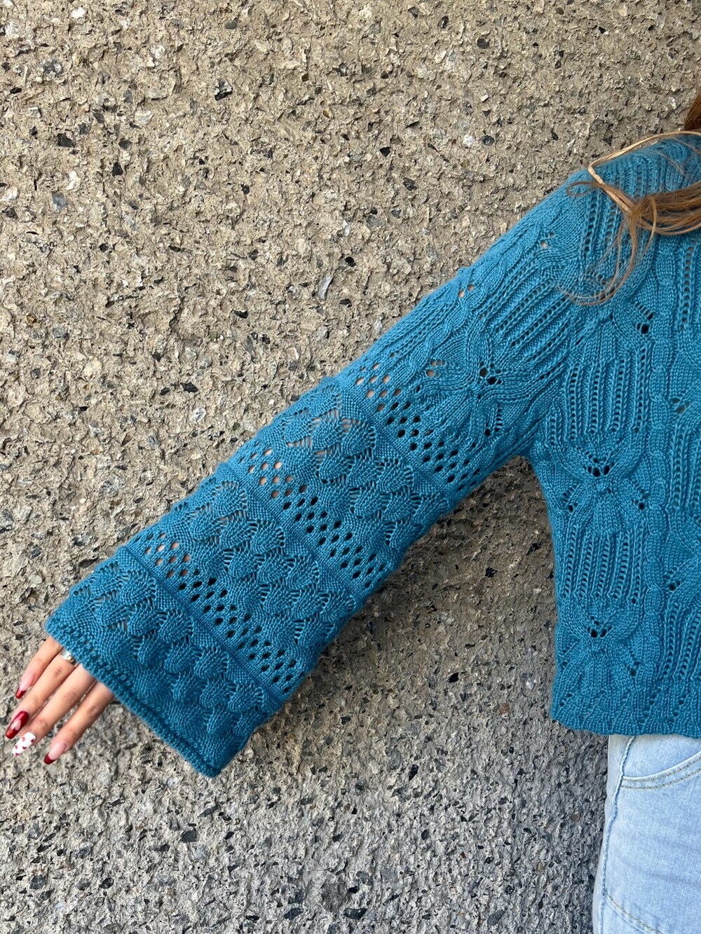 ブルー系のカーディガン/ボレロ、ベージュ系のスニーカー、ホワイト系のハットを着用したレディースの春コーディネートの5枚目の写真