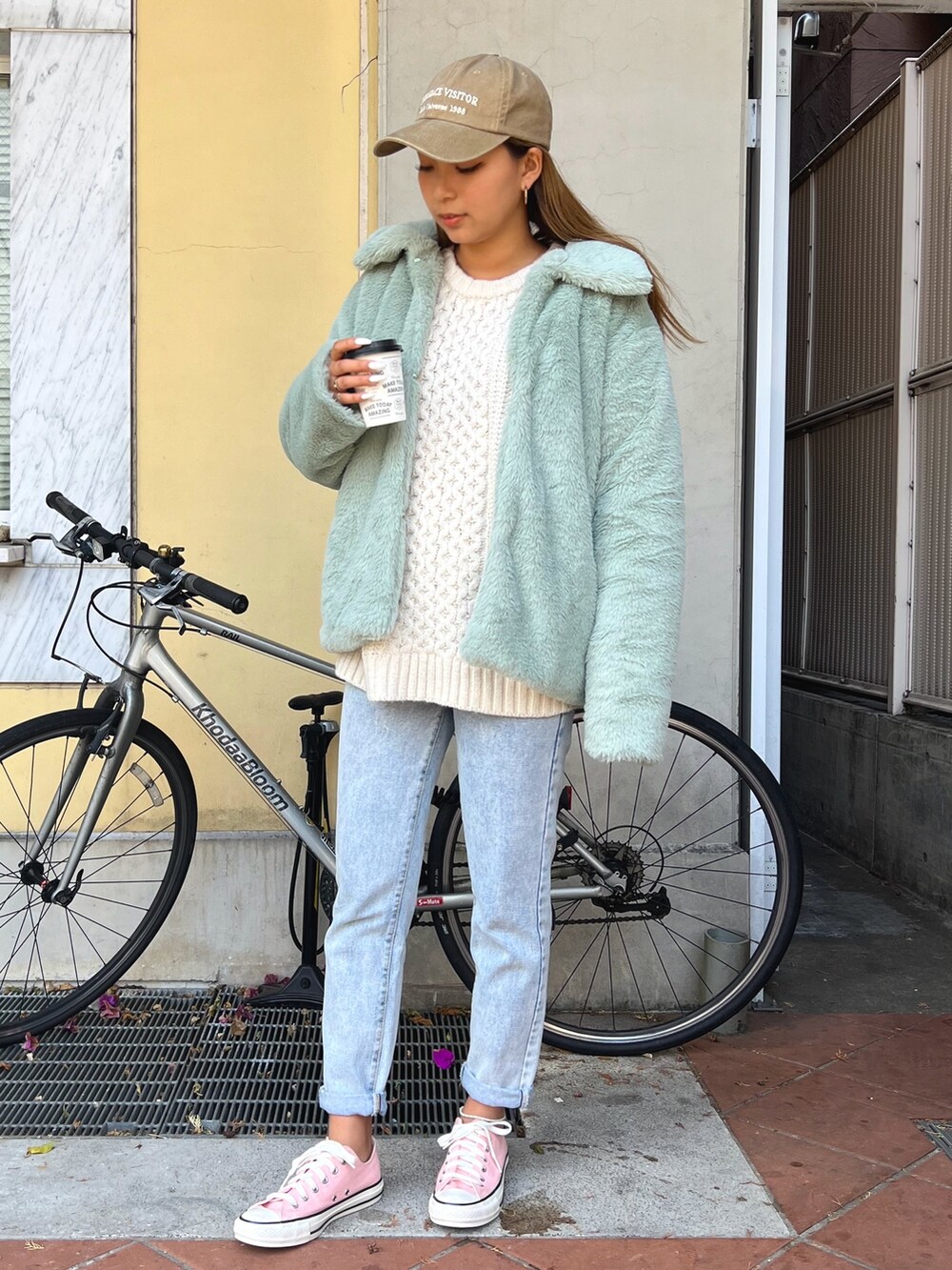 「anap mimpi、ファーコート、ケーブルニット、デニム、コンバース、converse、コンバース オールスター、キャップ、カジュアルコーデ、スニーカー、冬コーデ、冬アウター、コート、プチプラコーデ、プチプラ」｜「anap mimpiのステンカラーフェイクファーコート（ブルゾン、グリーン系）」を使った、anap mimpiさん（レディース・160cm）の冬コーディネートの2枚目の写真