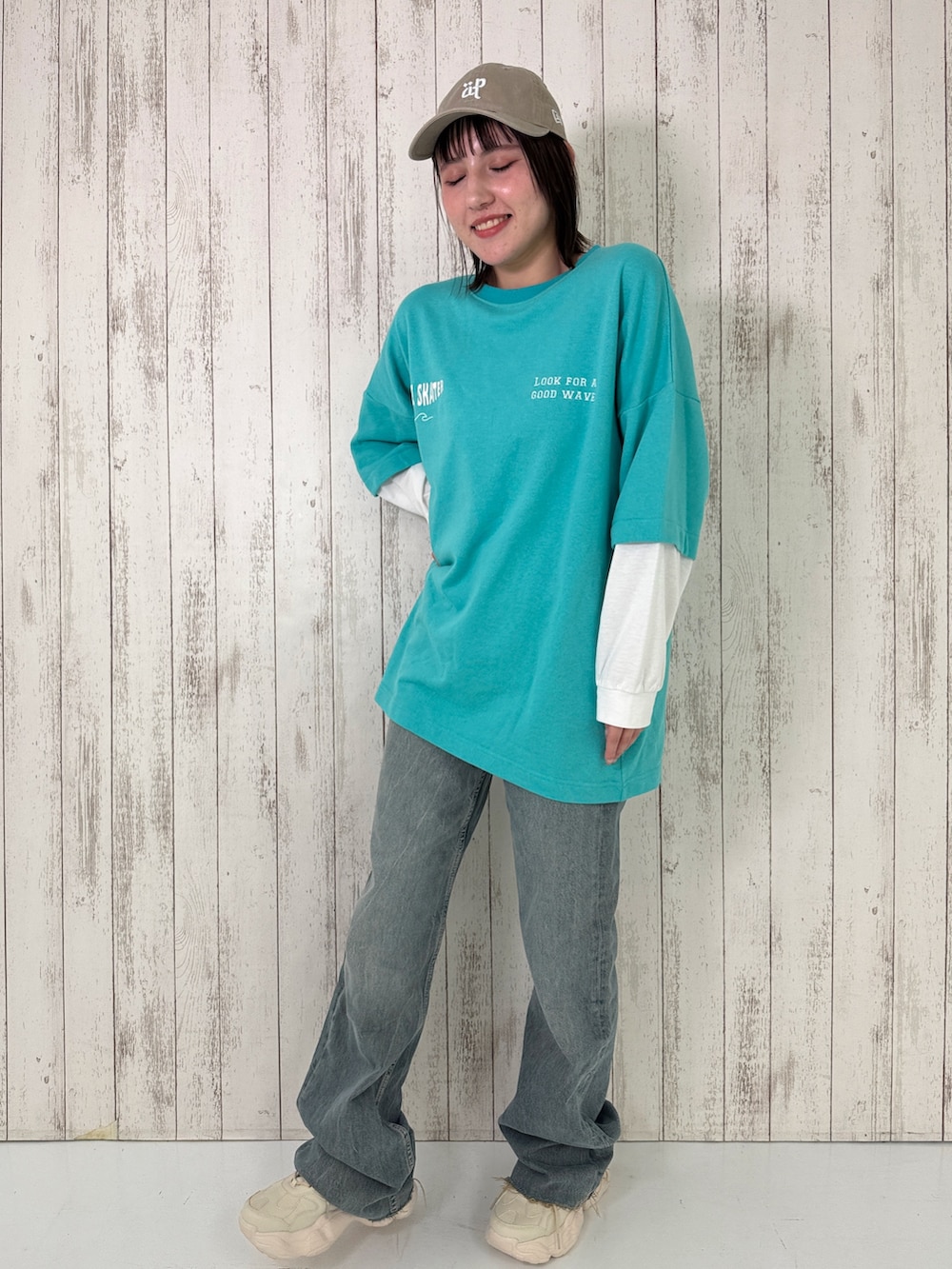 ブルー系のTシャツ/カットソー、ホワイト系のスニーカー、ベージュ系のキャップを着用したレディースの春コーディネートの4枚目の写真