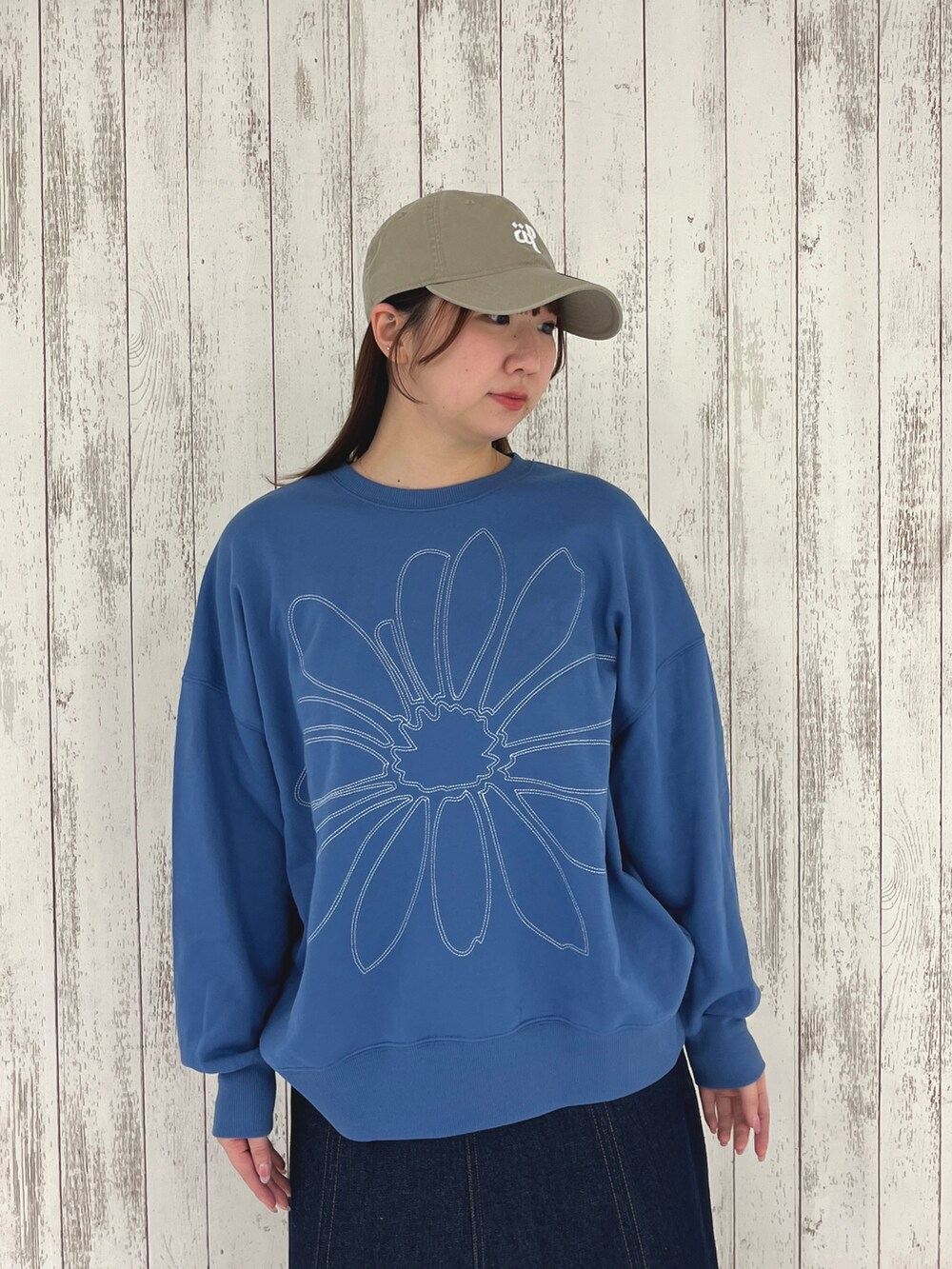 ブルー系のスウェット、ブルー系のスカートを着用したレディースの春コーディネートの3枚目の写真