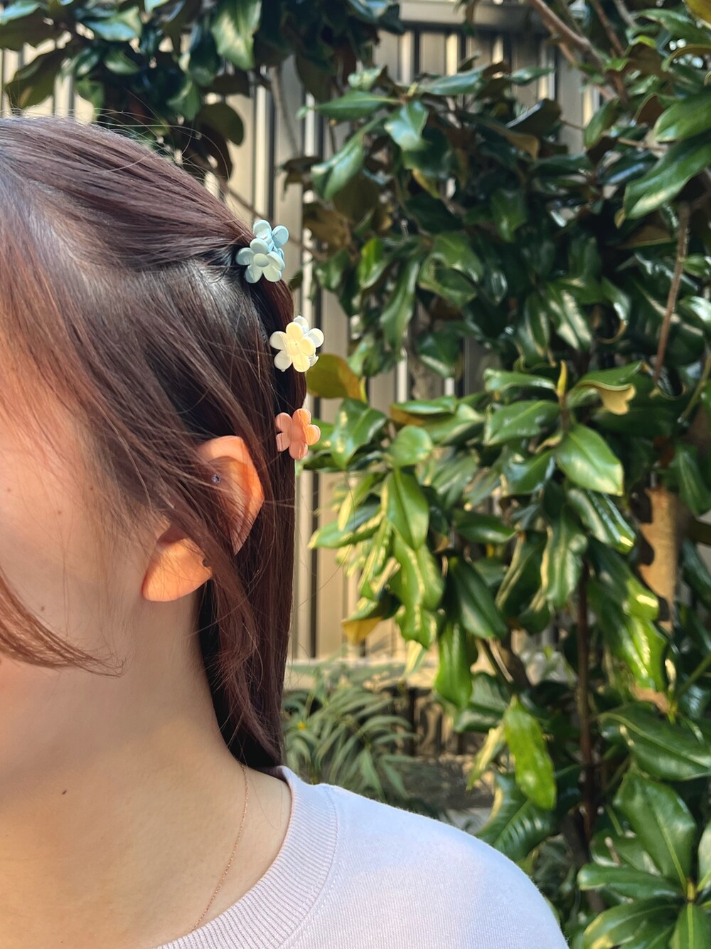 ピンク系のTシャツ/カットソー、ブルー系のデニムパンツ、オレンジ系のバレッタ/ヘアクリップを着用したレディースの春コーディネートの5枚目の写真