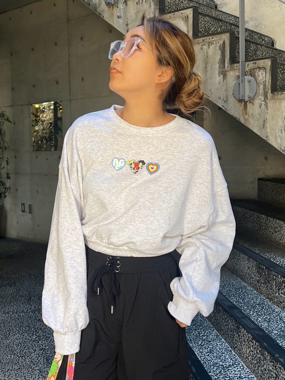 ブラック系のカーゴパンツ、グレー系のスウェット、イエロー系のスニーカーを着用したレディースの冬コーディネートの3枚目の写真